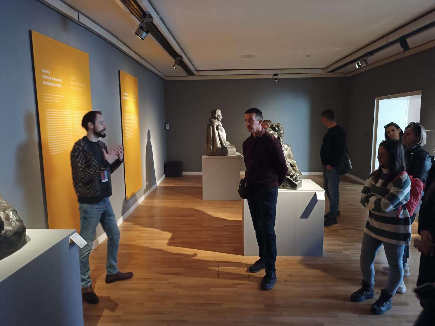 Visit of the employees of the Museum of Ancient Glass in Zadar to the Gallery Klovićevi dvori