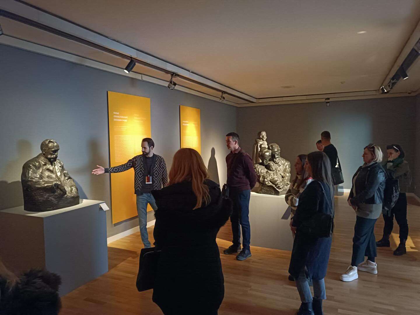 Visit of the employees of the Museum of Ancient Glass in Zadar to the Gallery Klovićevi dvori