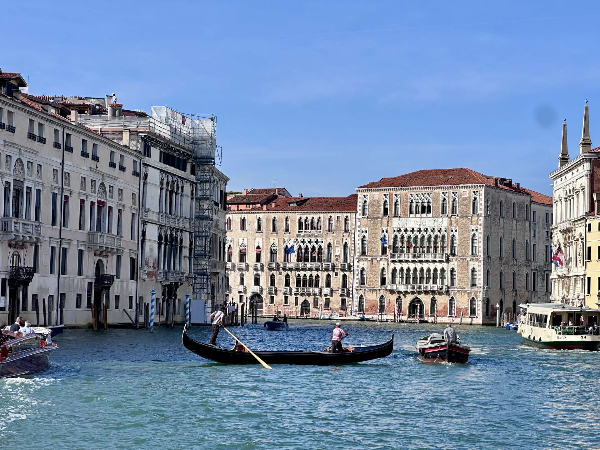 Exhibition of artistic glass jewelry "The transparent Breath" in Venice
