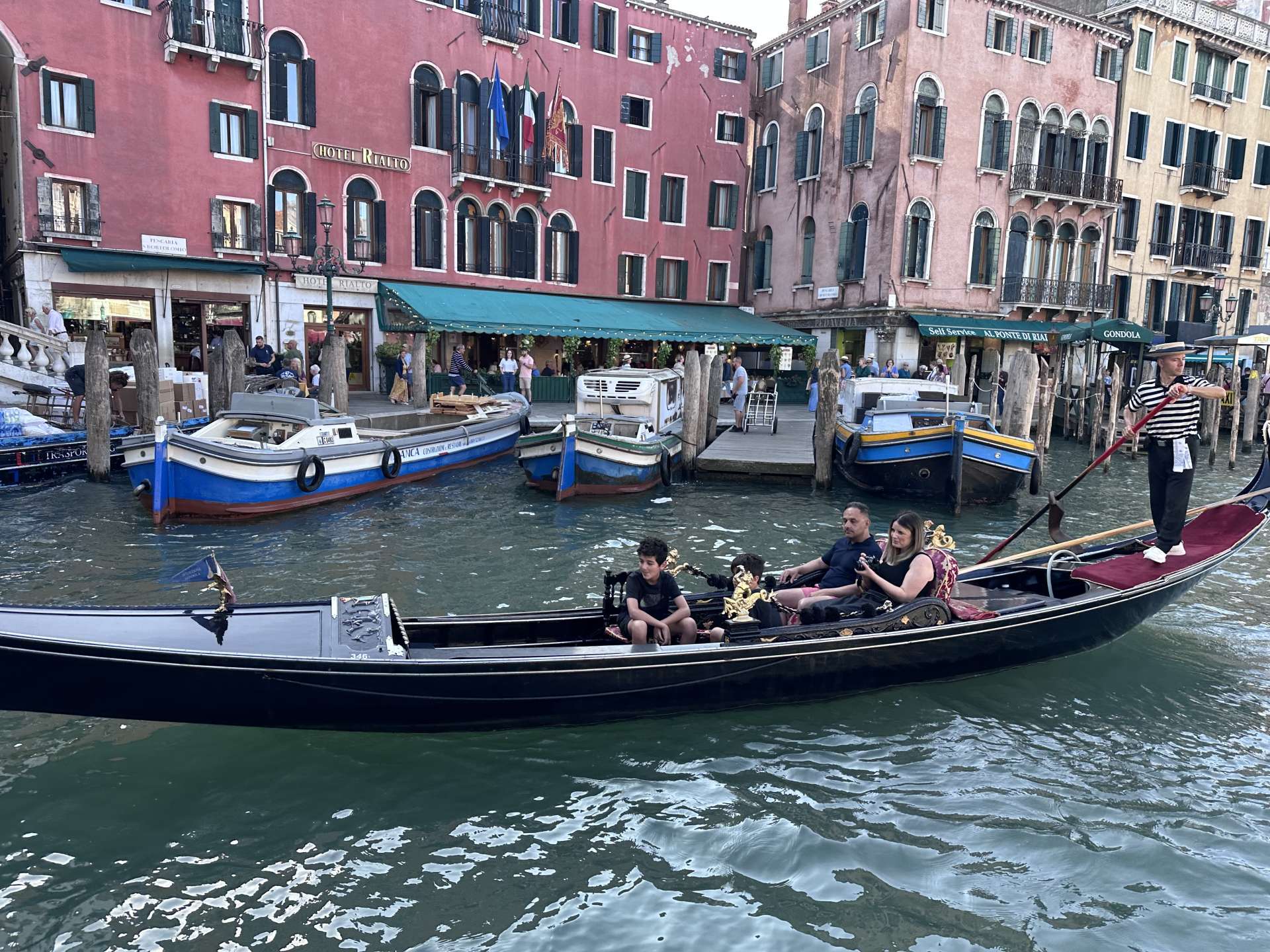 Exhibition of artistic glass jewelry "The transparent Breath" in Venice
