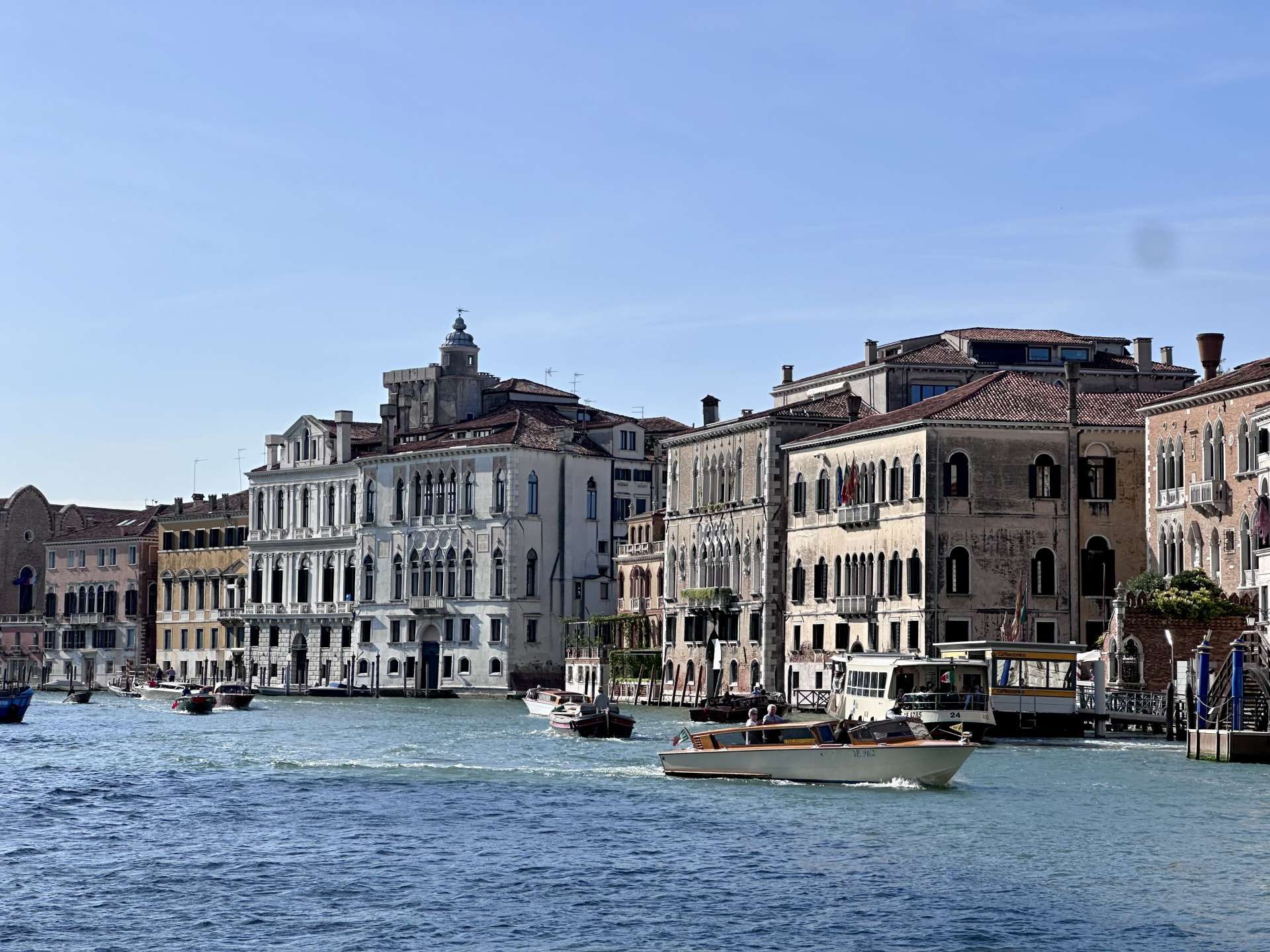 Exhibition of artistic glass jewelry "The transparent Breath" in Venice