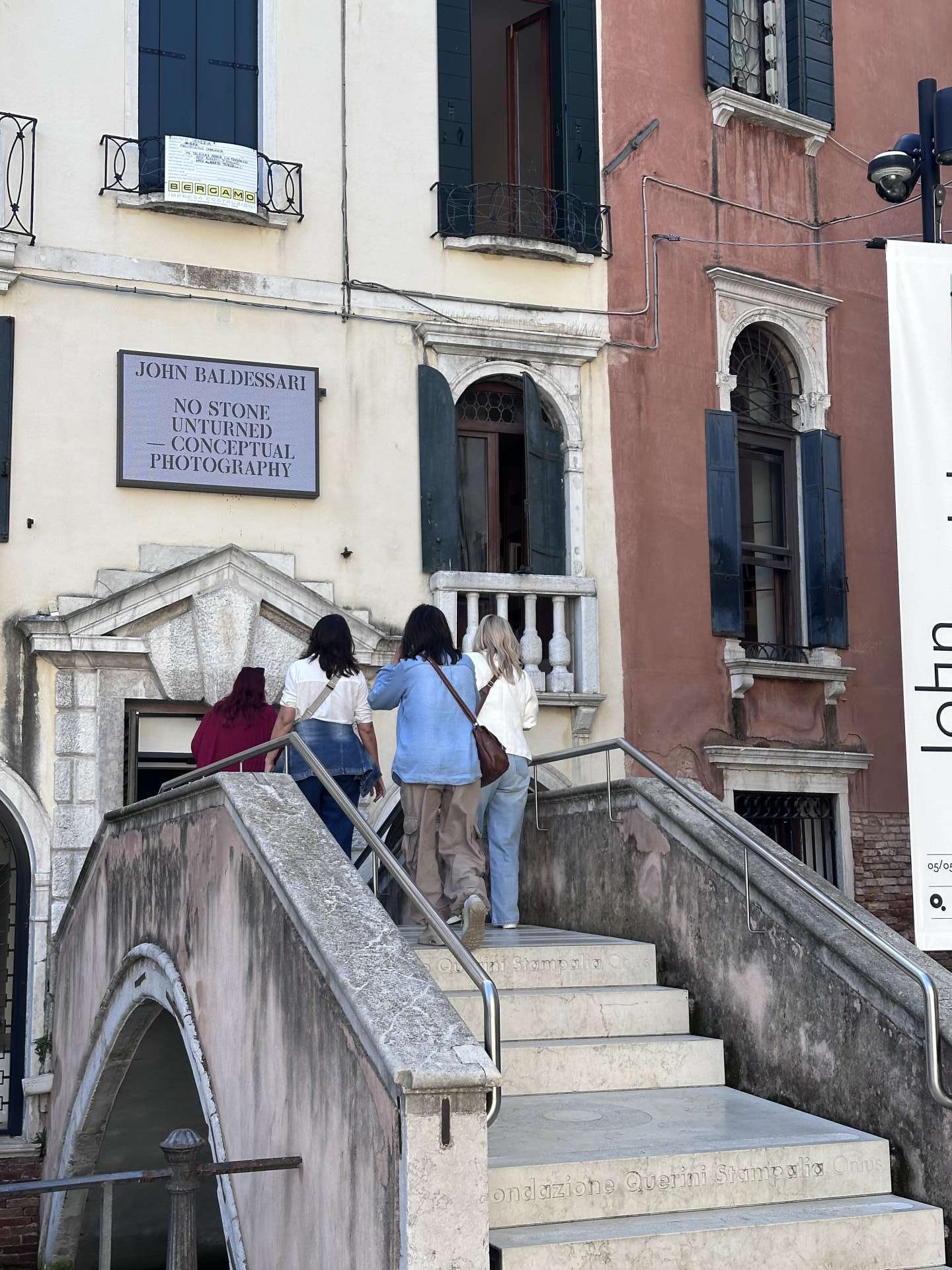 Exhibition of artistic glass jewelry "The transparent Breath" in Venice