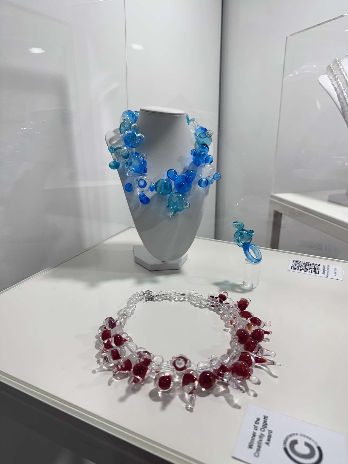 Exhibition of artistic glass jewelry "The transparent Breath" in Venice