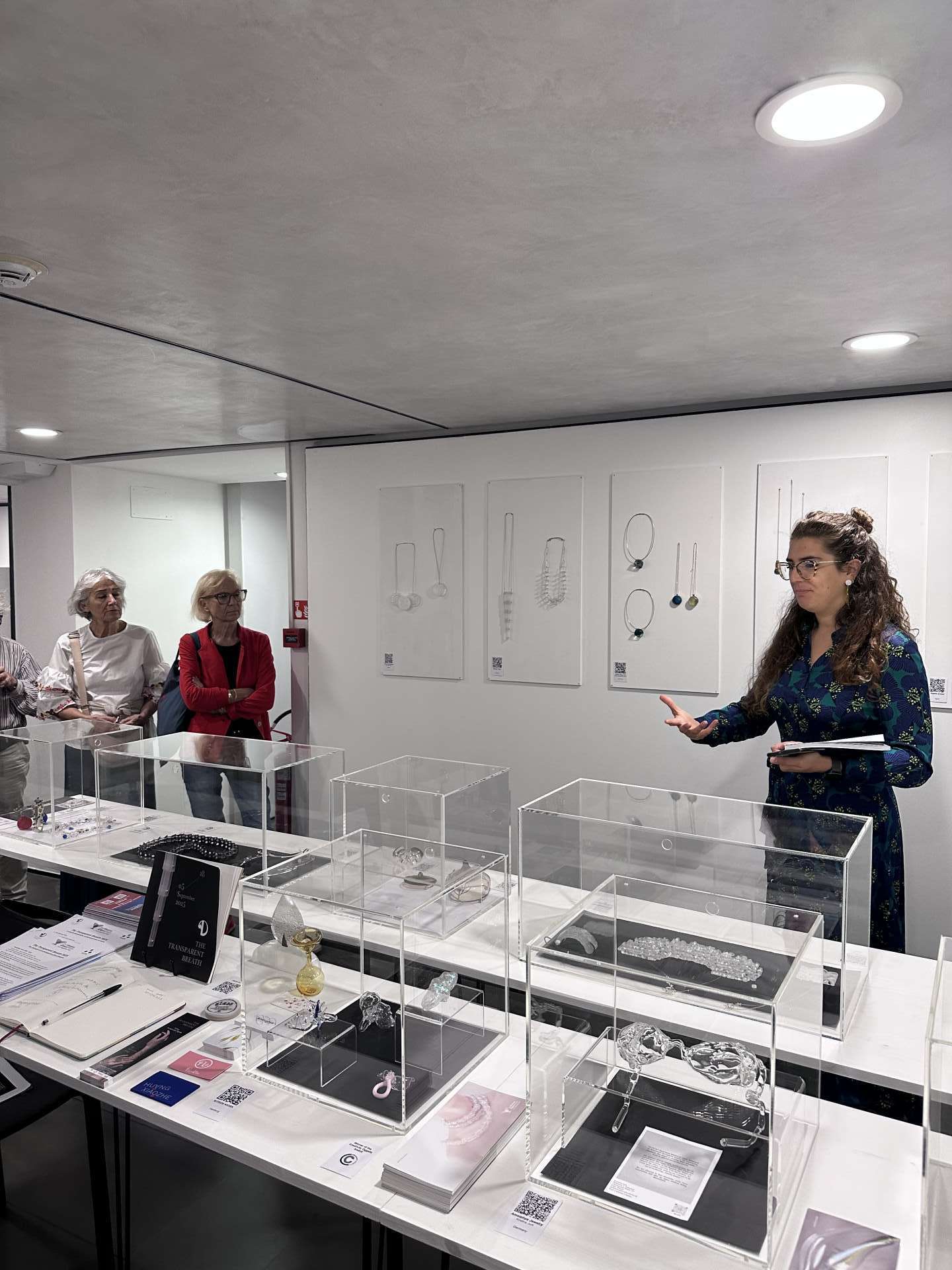Exhibition of artistic glass jewelry "The transparent Breath" in Venice