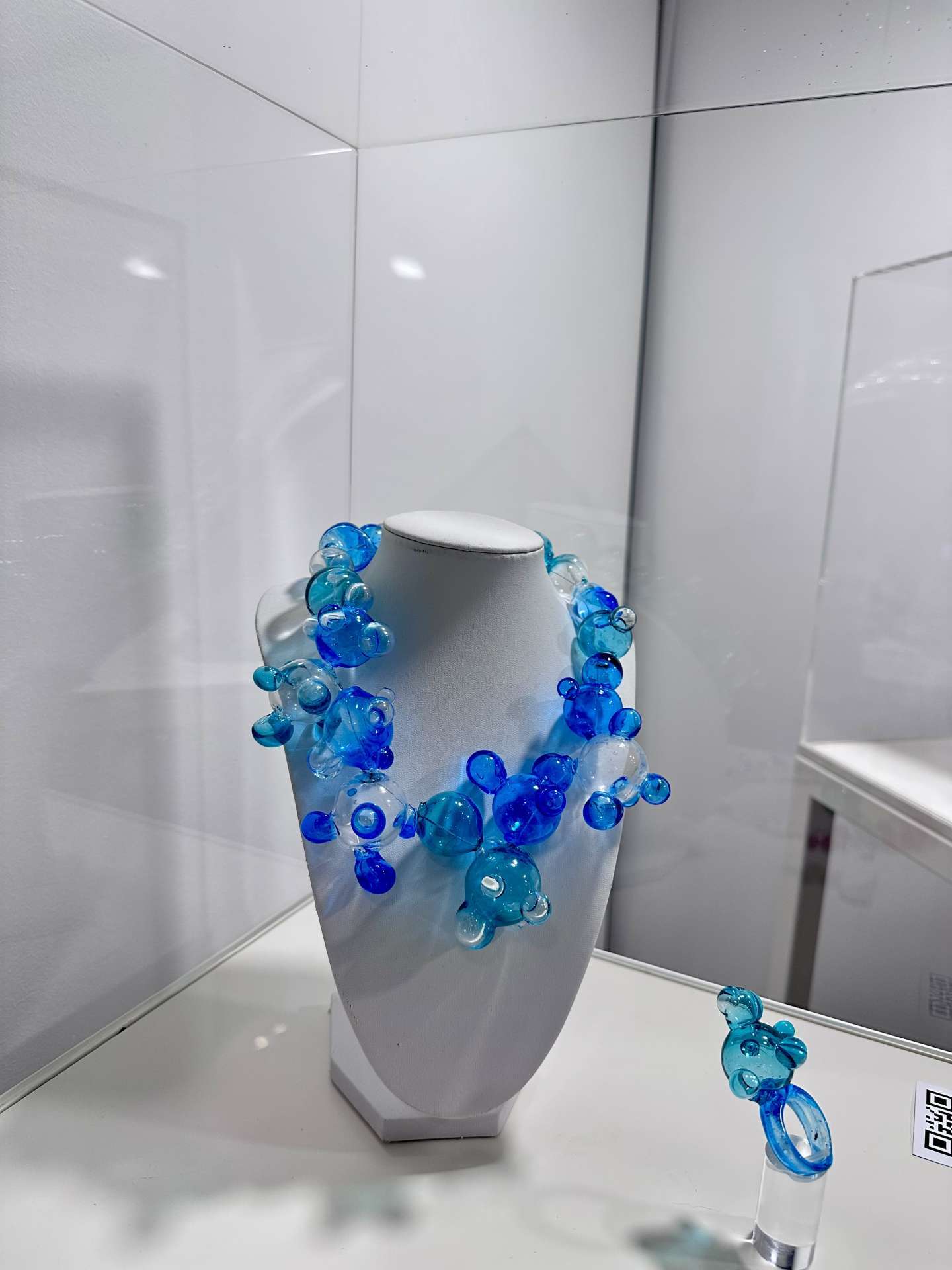 Exhibition of artistic glass jewelry "The transparent Breath" in Venice