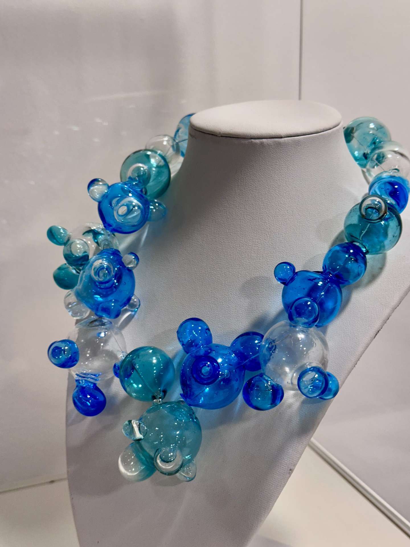 Exhibition of artistic glass jewelry "The transparent Breath" in Venice