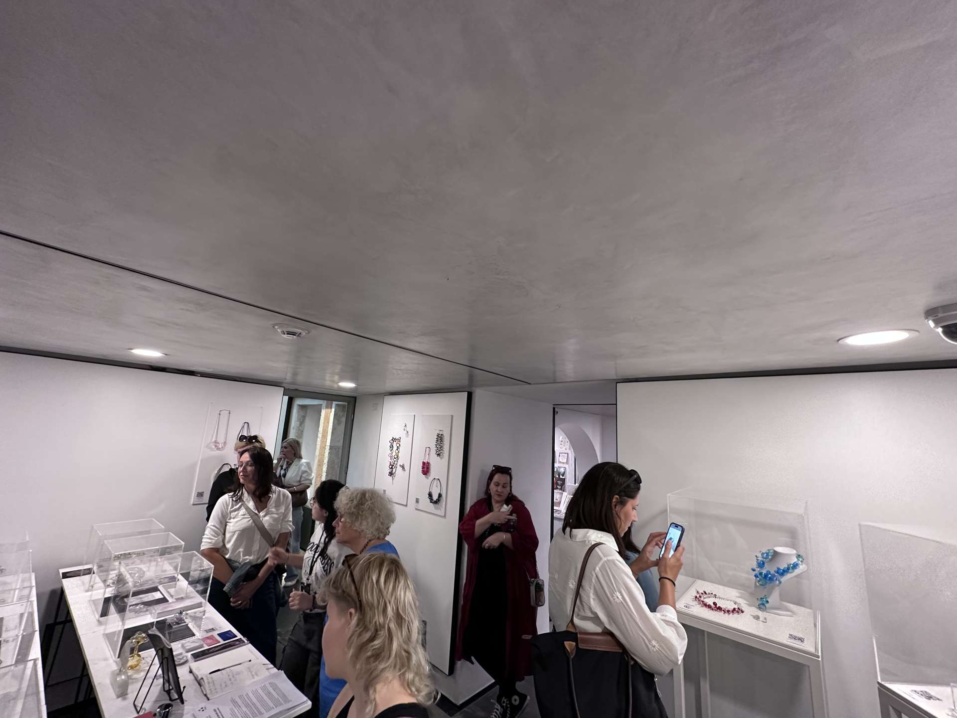 Exhibition of artistic glass jewelry "The transparent Breath" in Venice