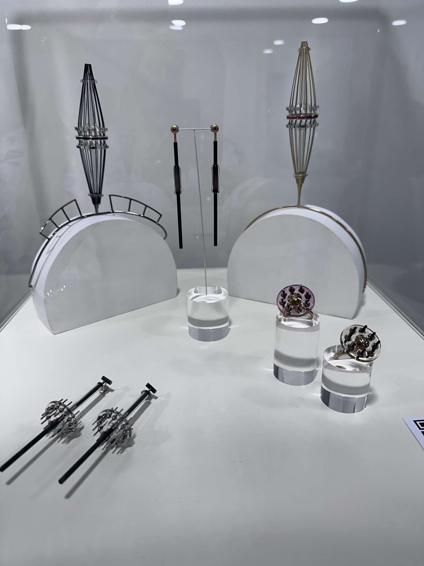 Exhibition of artistic glass jewelry "The transparent Breath" in Venice