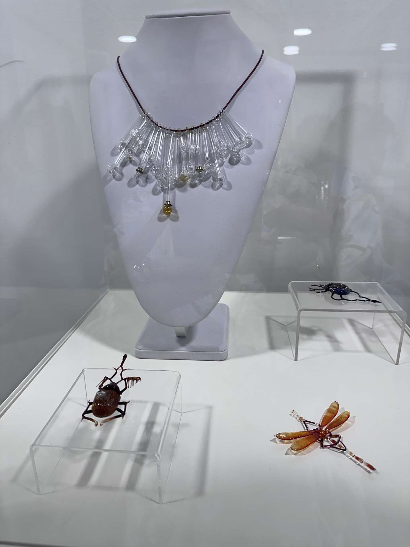 Exhibition of artistic glass jewelry "The transparent Breath" in Venice
