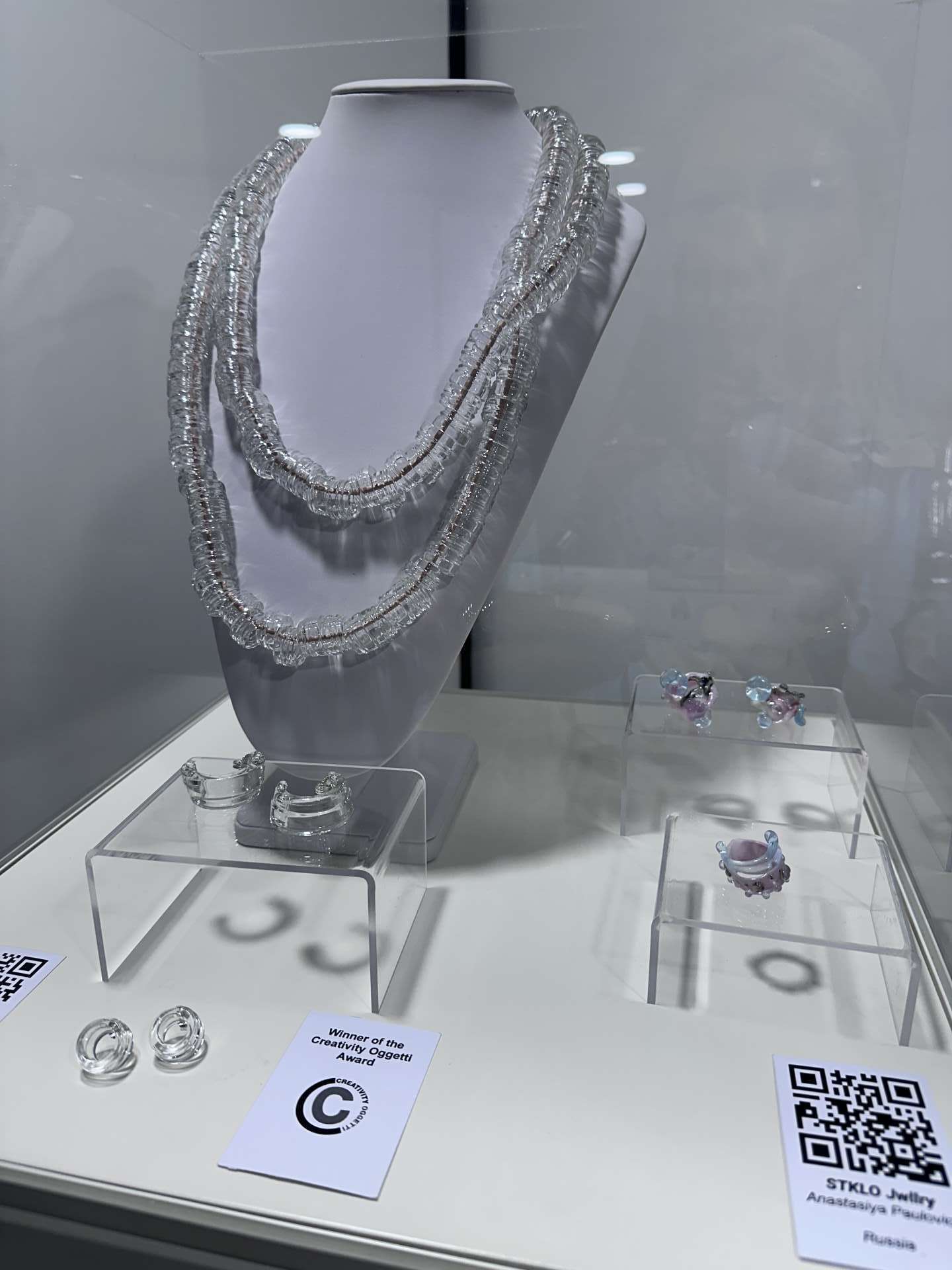 Exhibition of artistic glass jewelry "The transparent Breath" in Venice