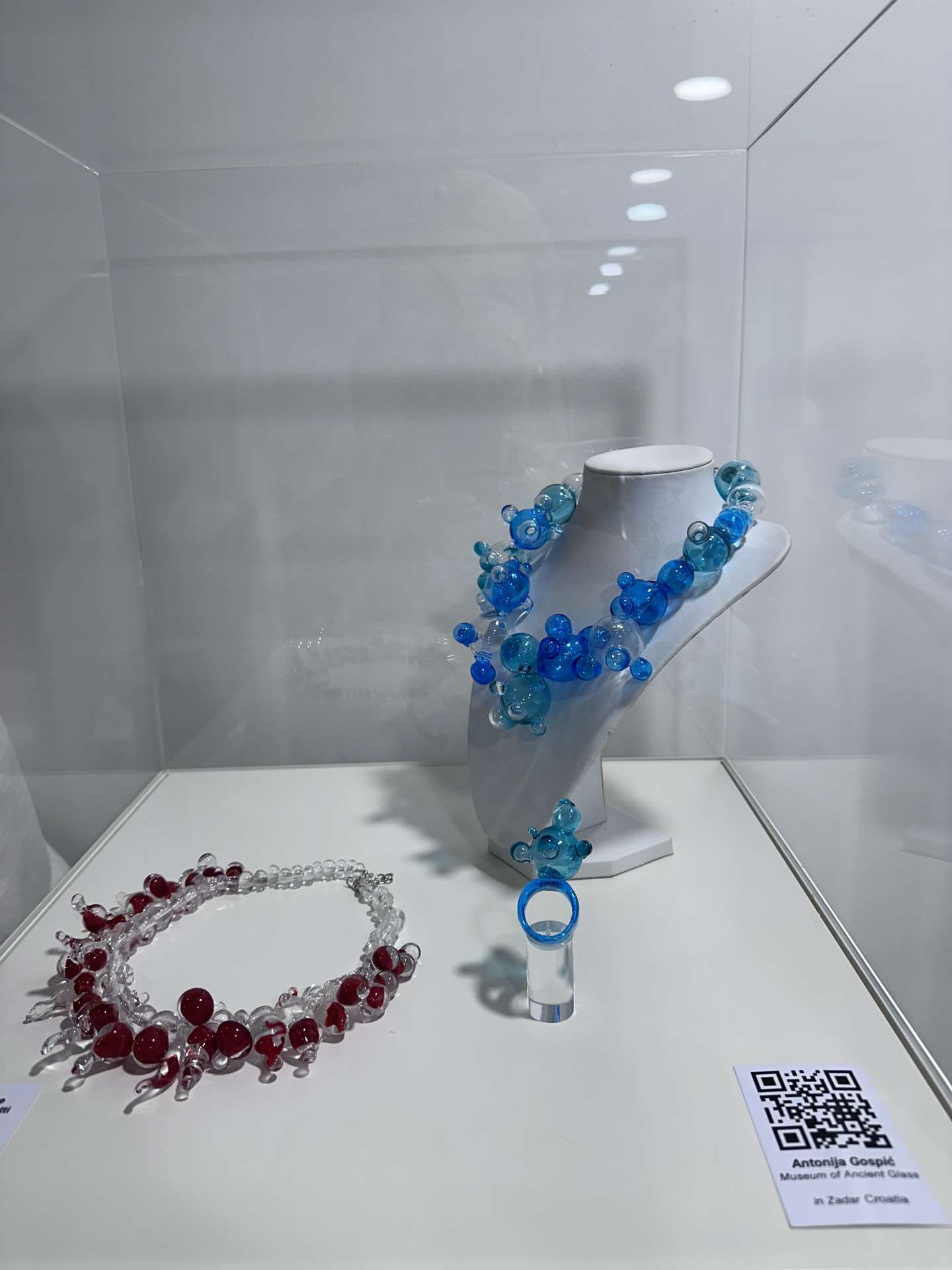 Exhibition of artistic glass jewelry "The transparent Breath" in Venice
