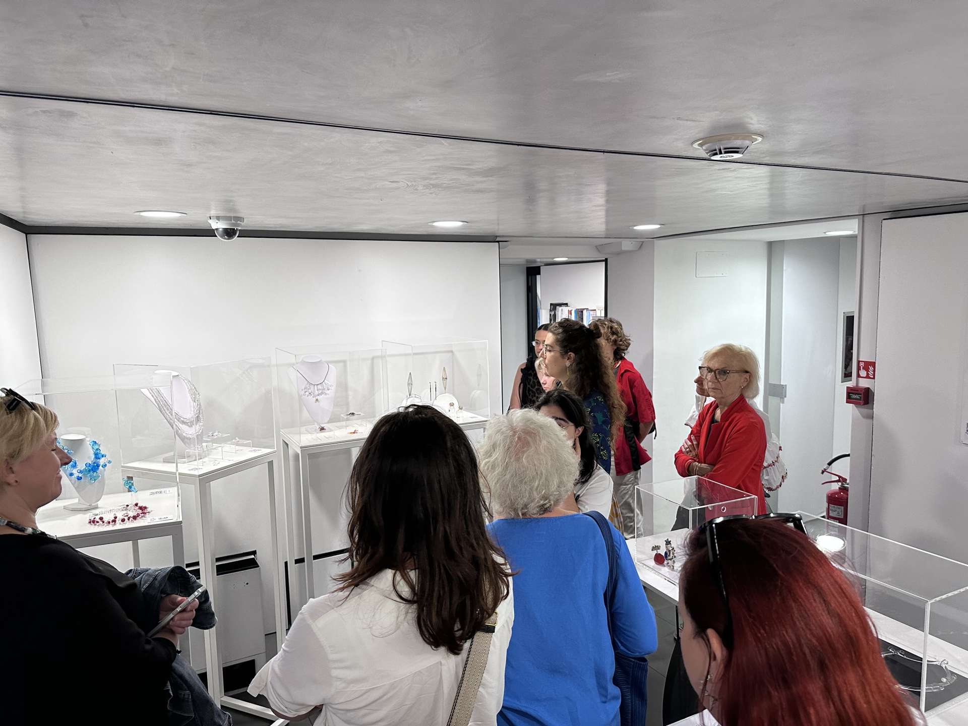 Exhibition of artistic glass jewelry "The transparent Breath" in Venice