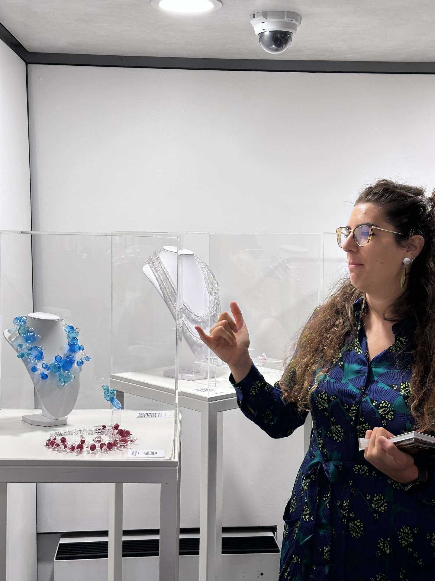 Exhibition of artistic glass jewelry "The transparent Breath" in Venice