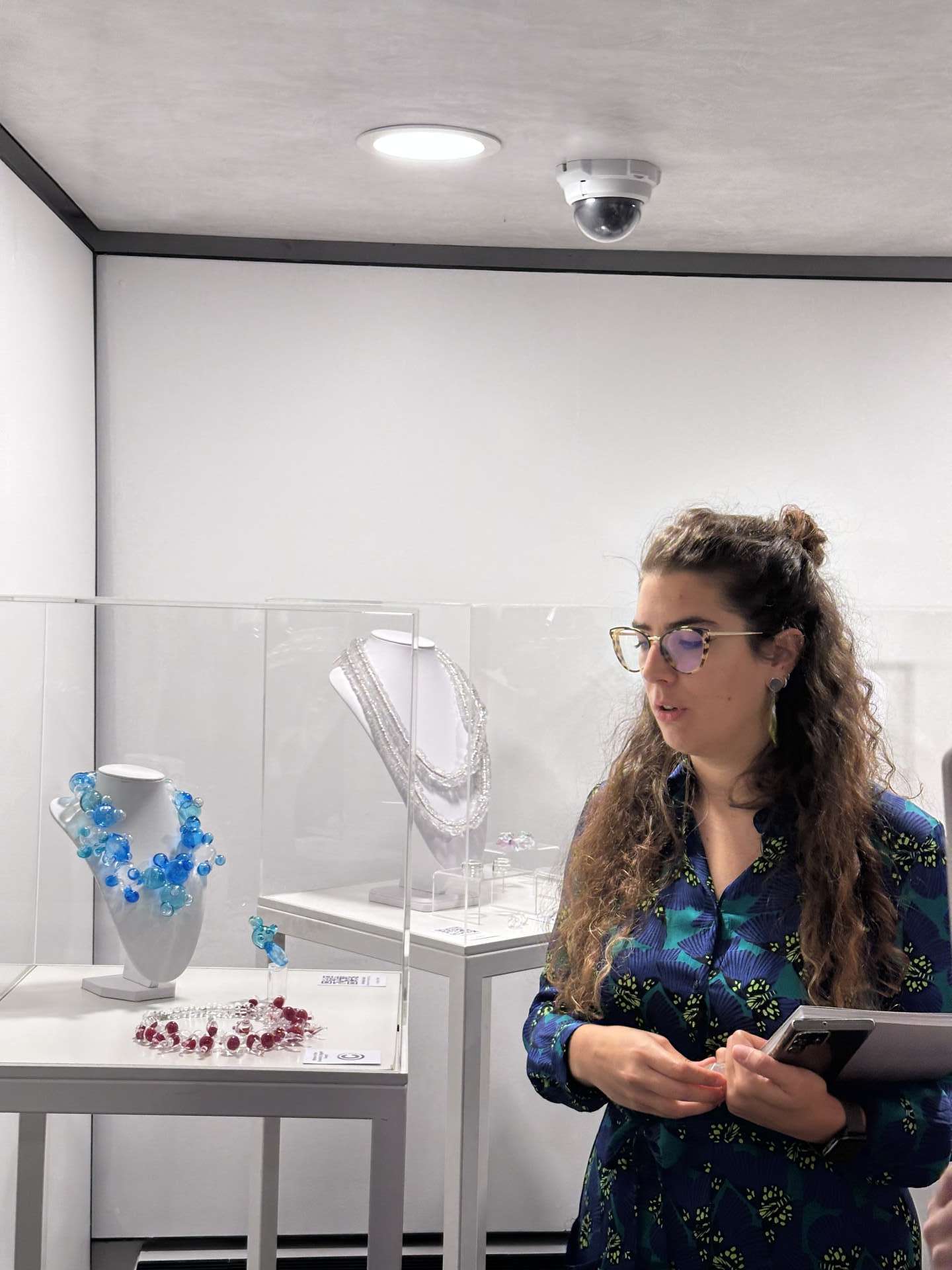 Exhibition of artistic glass jewelry "The transparent Breath" in Venice