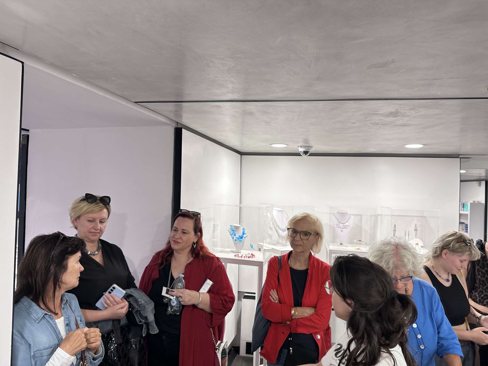 Exhibition of artistic glass jewelry "The transparent Breath" in Venice