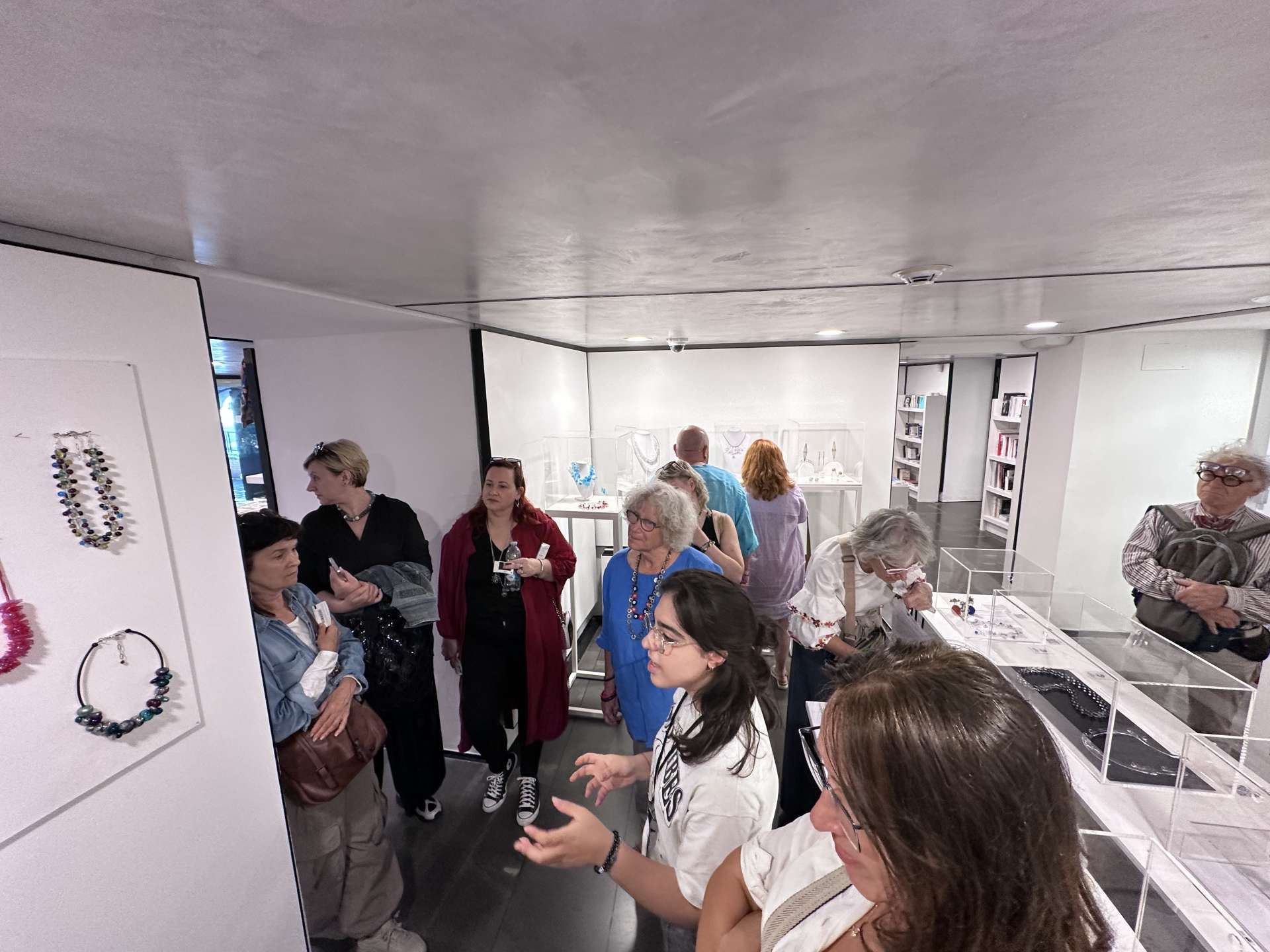 Exhibition of artistic glass jewelry "The transparent Breath" in Venice