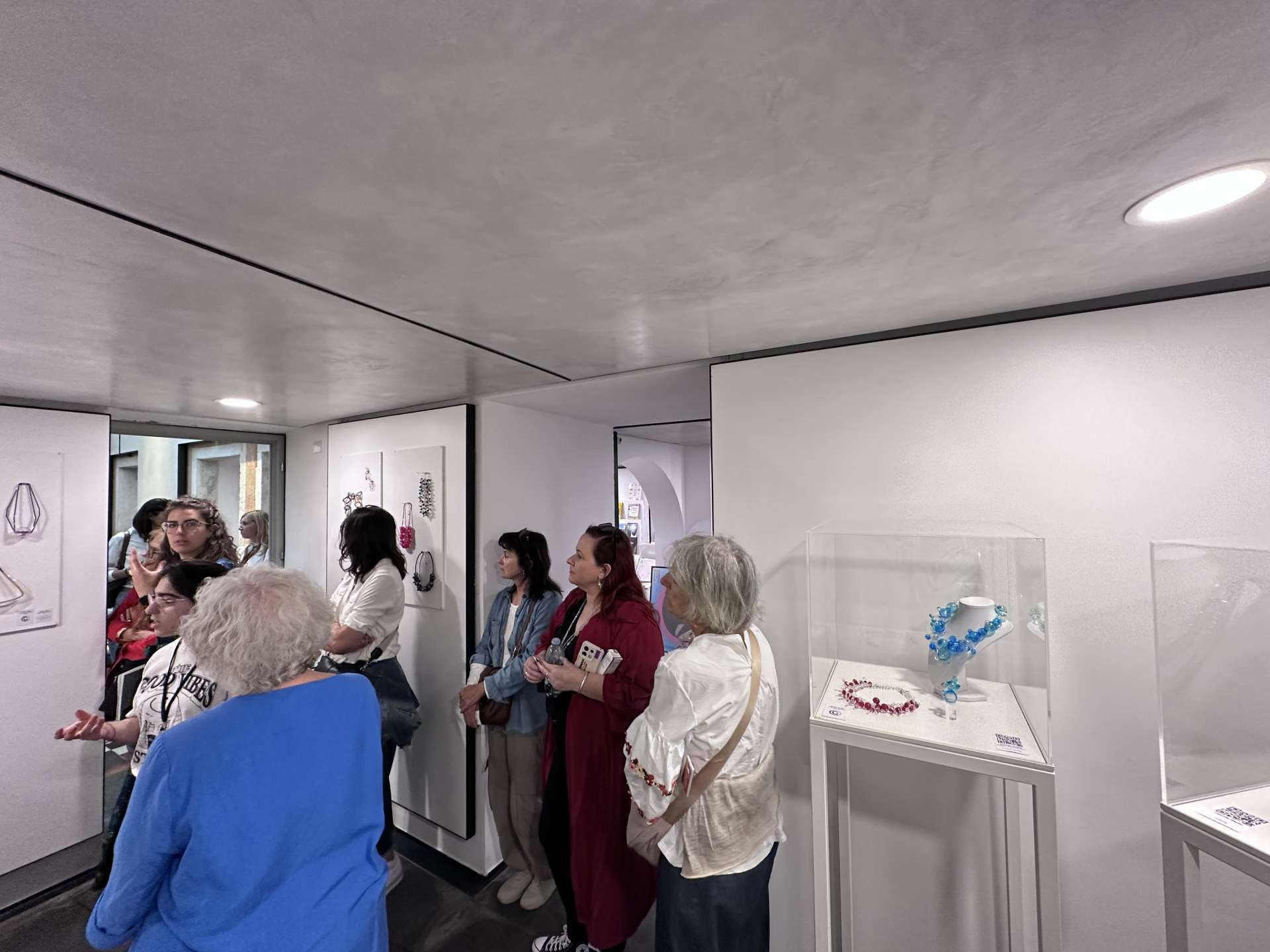 Exhibition of artistic glass jewelry "The transparent Breath" in Venice