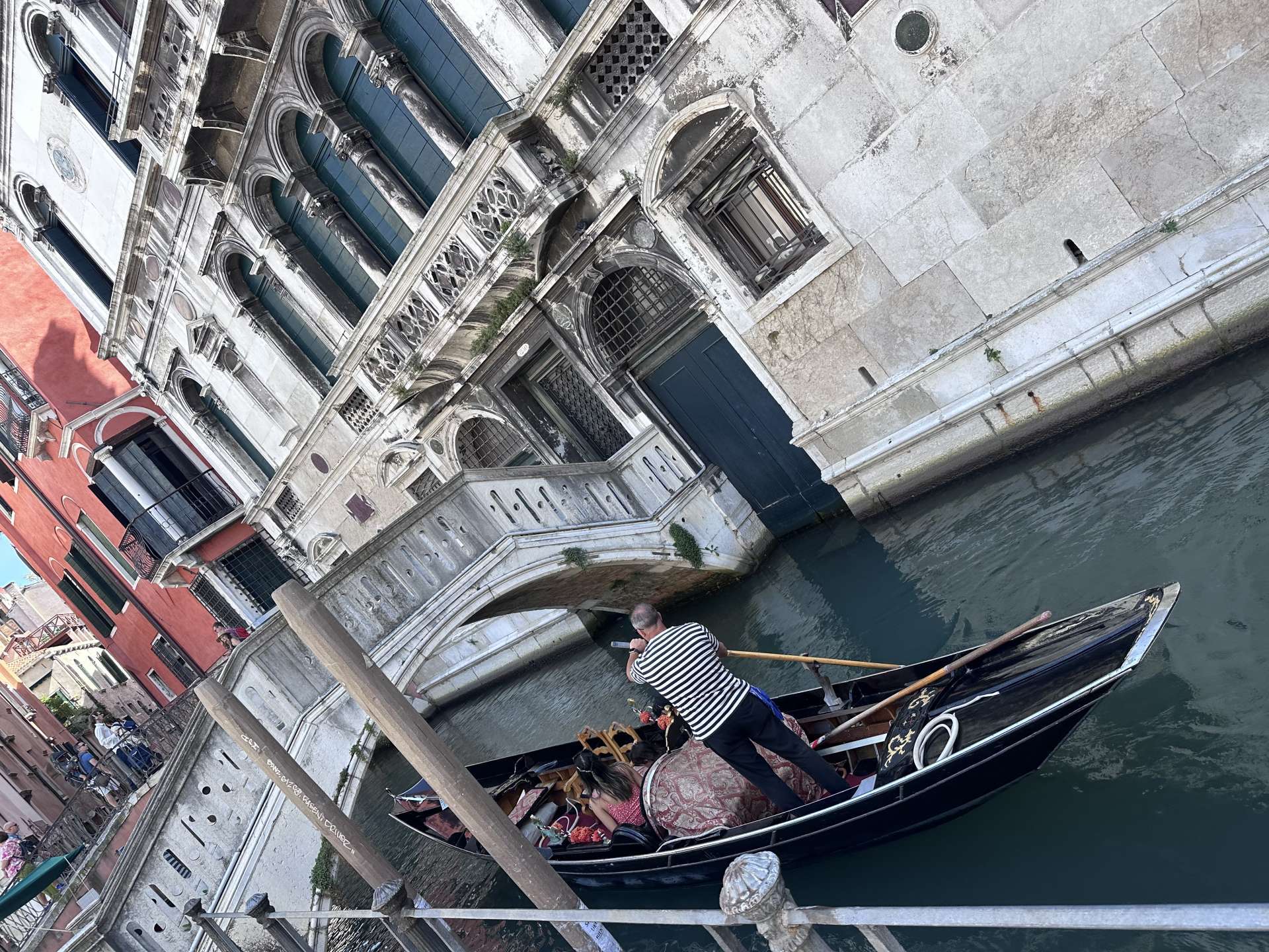 Exhibition of artistic glass jewelry "The transparent Breath" in Venice