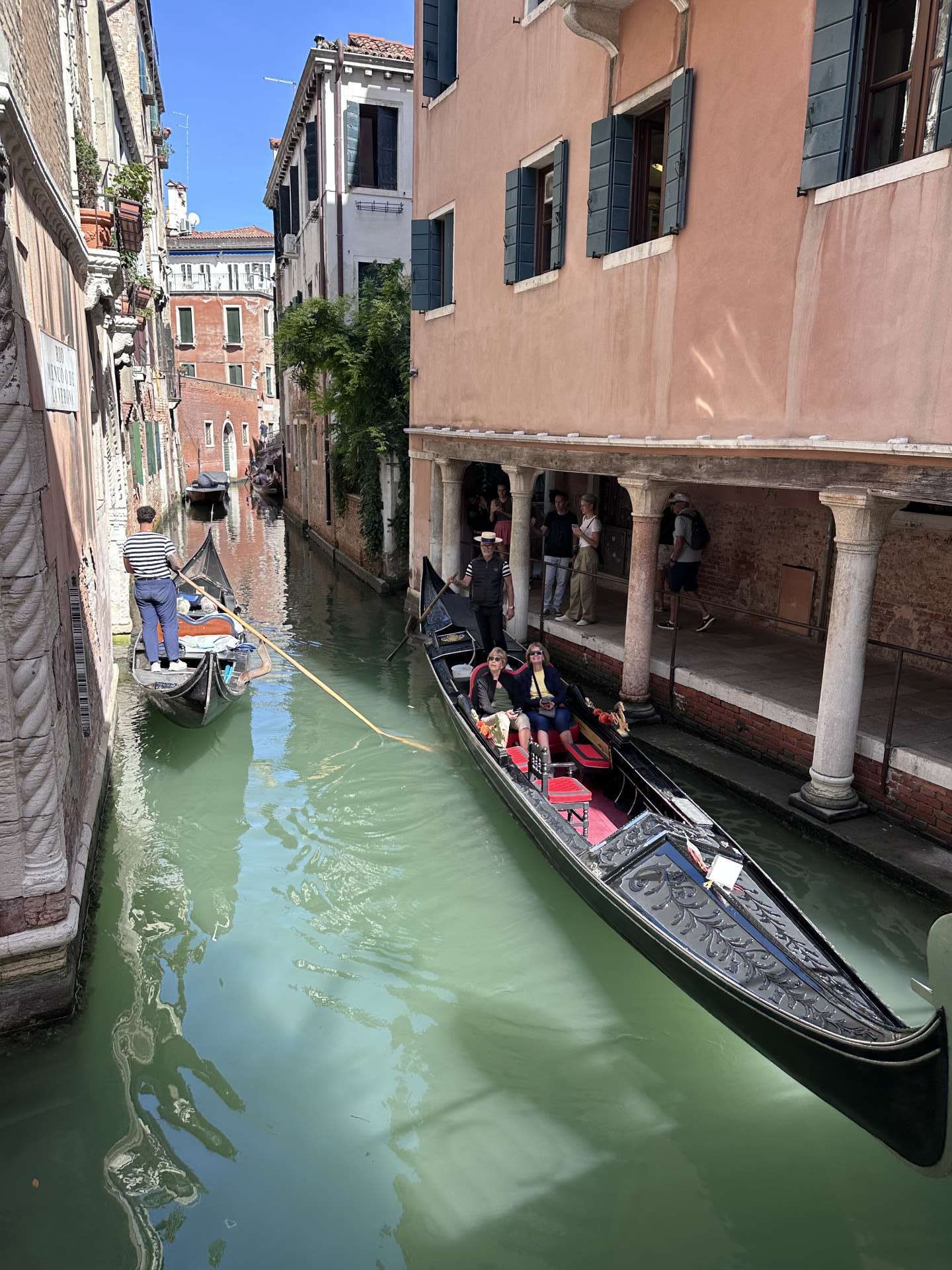 Exhibition of artistic glass jewelry "The transparent Breath" in Venice