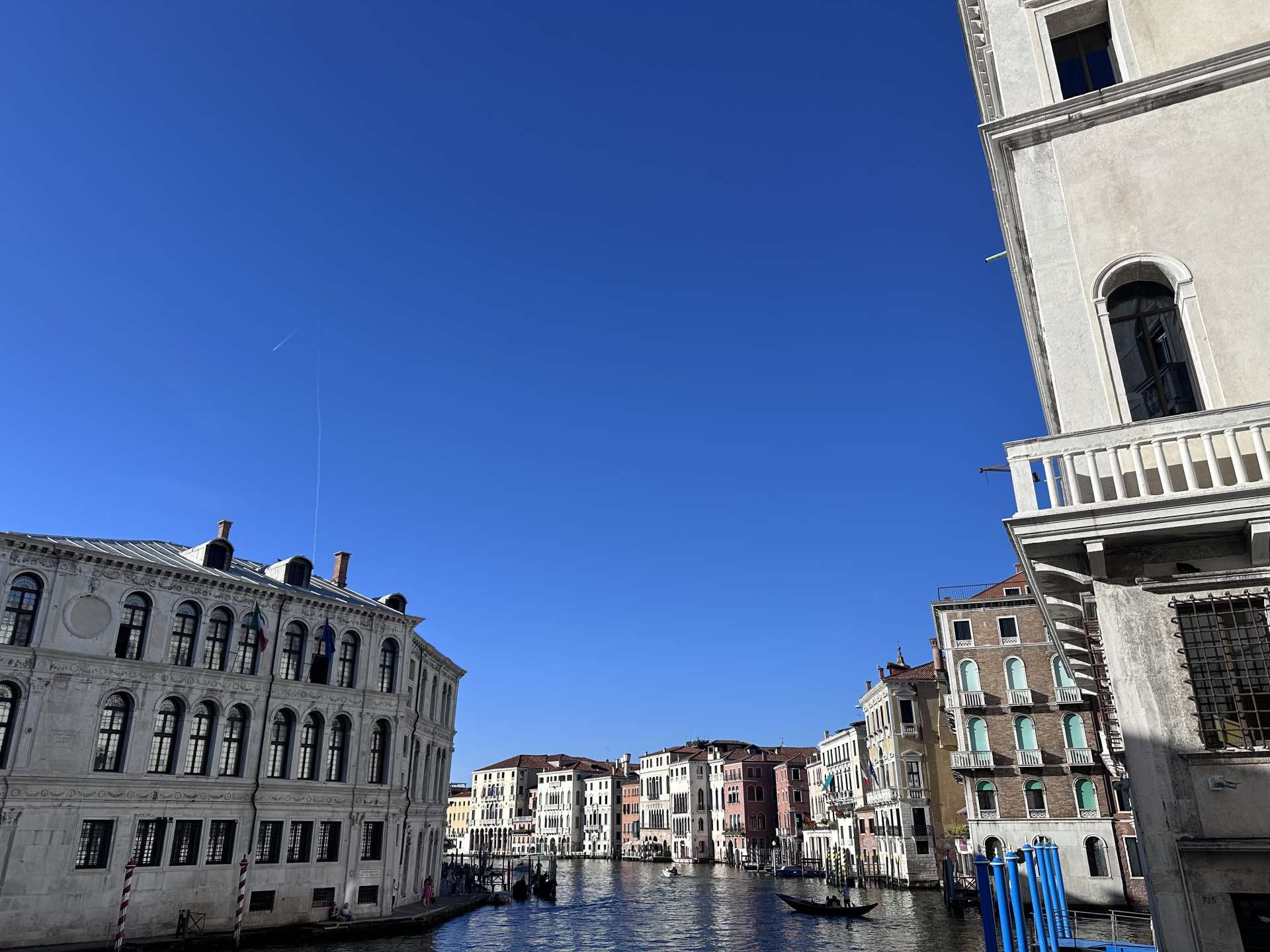 Exhibition of artistic glass jewelry "The transparent Breath" in Venice