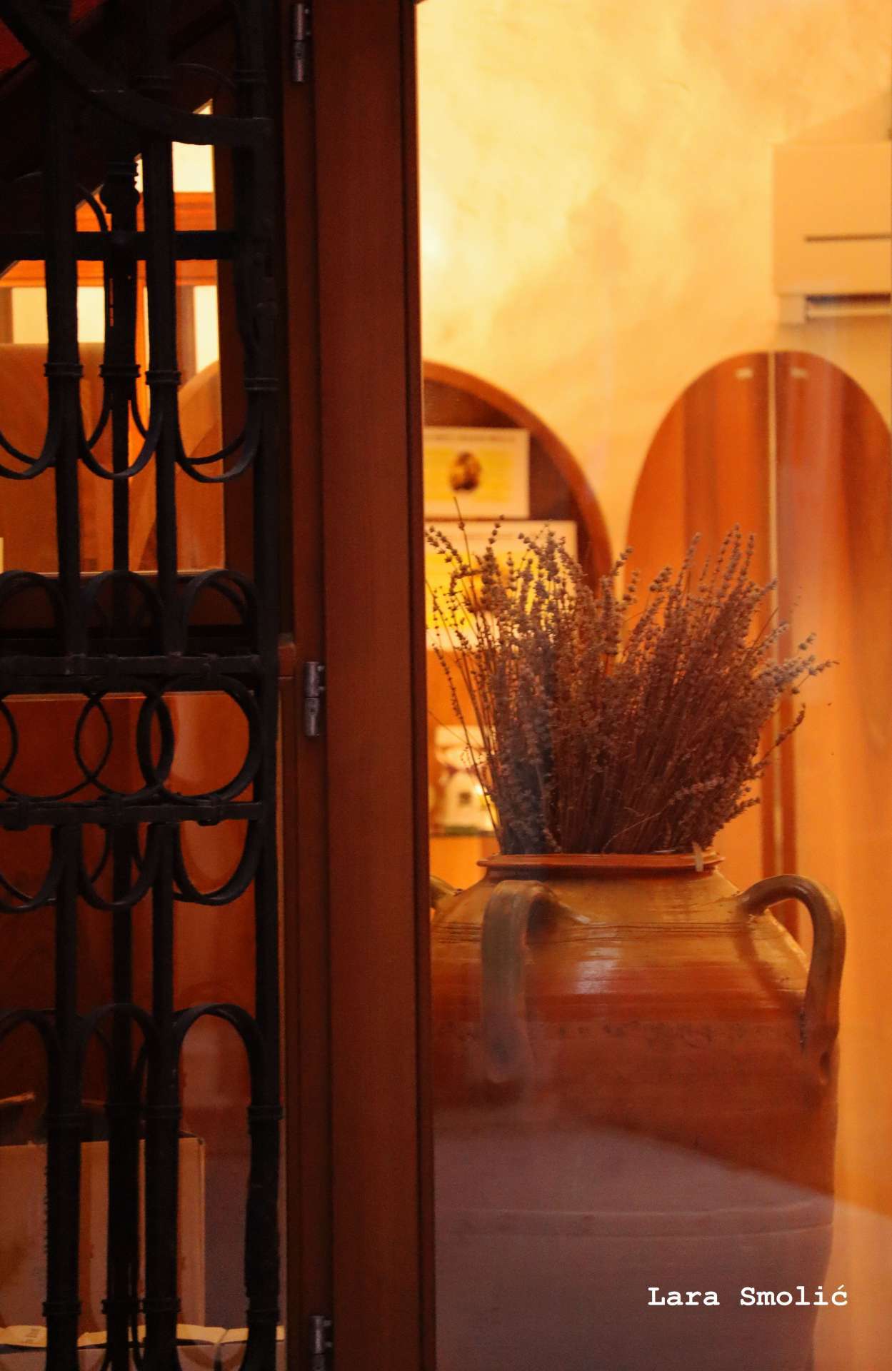 Photo exhibition "Looking into the window - looking into the past"