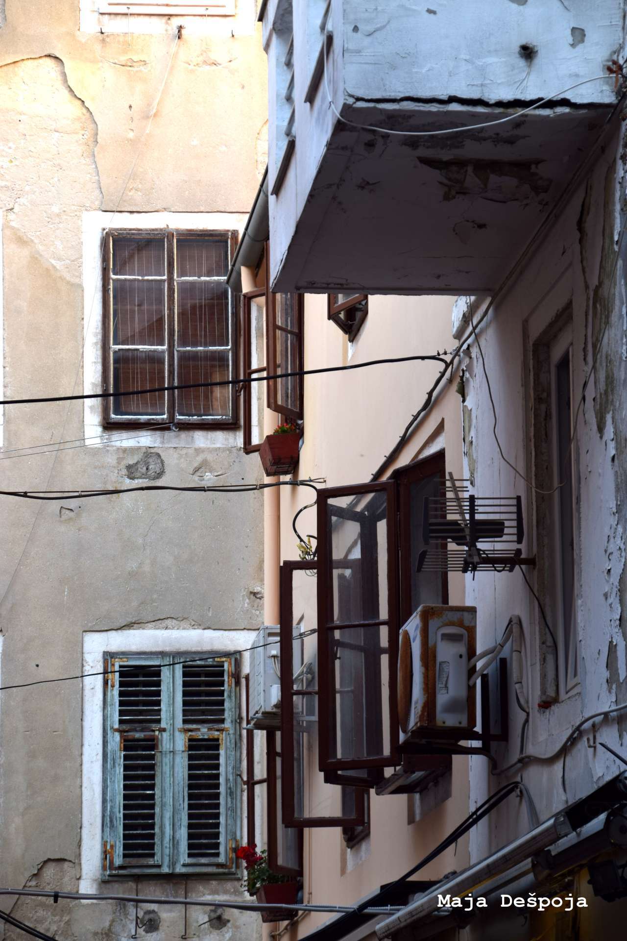Photo exhibition "Looking into the window - looking into the past"