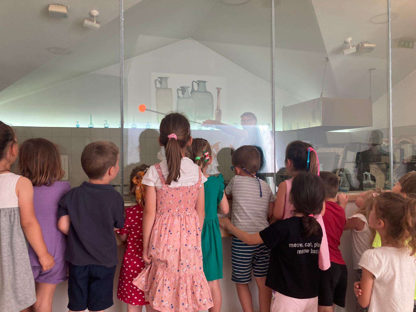 Participants of the "Žuto pače" kindergarten at the workshop "From (glass) waste to a work of art"