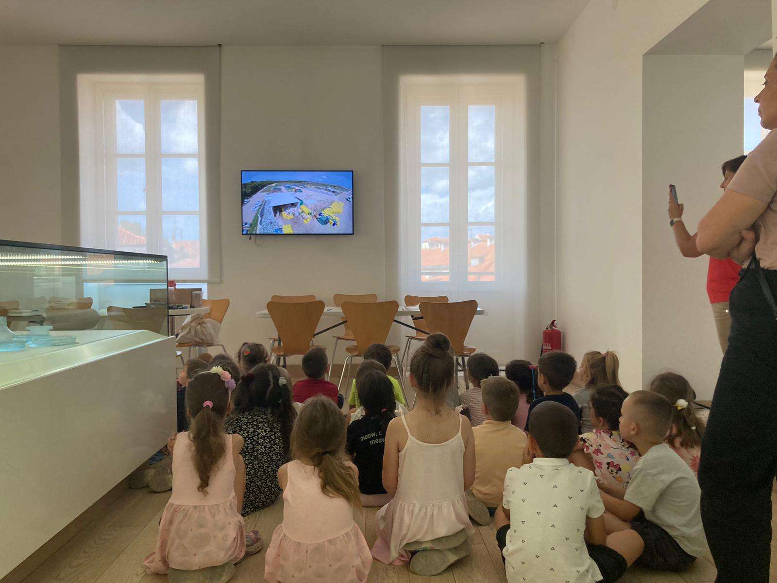 Participants of the "Žuto pače" kindergarten at the workshop "From (glass) waste to a work of art"