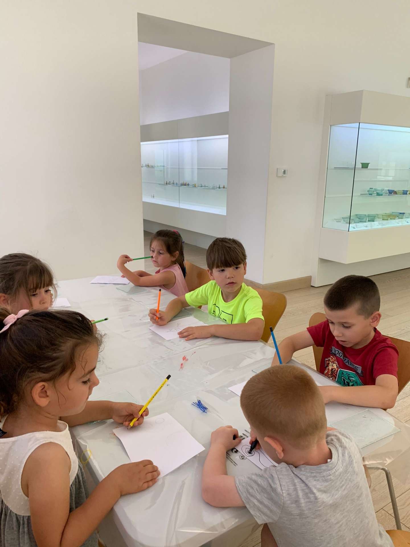 Participants of the "Žuto pače" kindergarten at the workshop "From (glass) waste to a work of art"