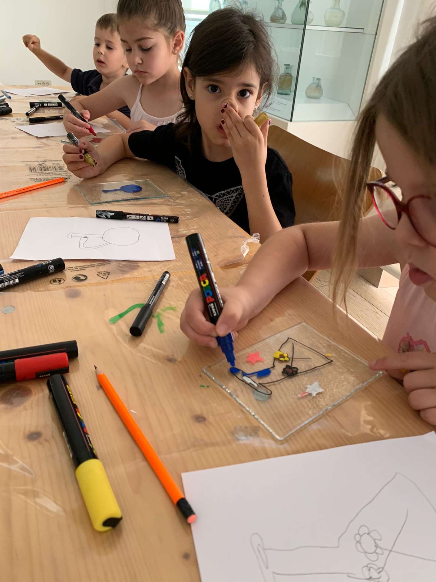 Participants of the "Žuto pače" kindergarten at the workshop "From (glass) waste to a work of art"