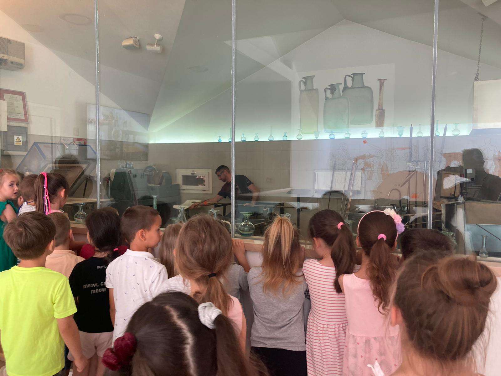 Participants of the "Žuto pače" kindergarten at the workshop "From (glass) waste to a work of art"