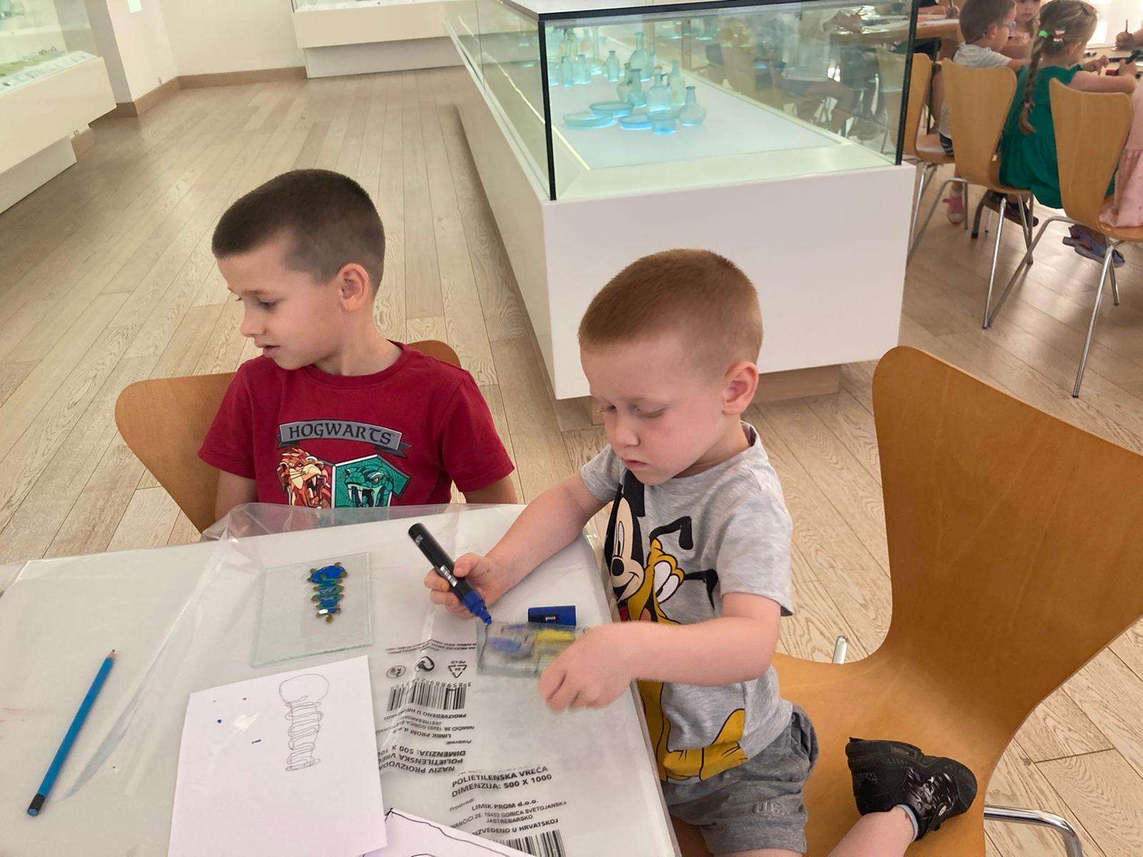 Participants of the "Žuto pače" kindergarten at the workshop "From (glass) waste to a work of art"