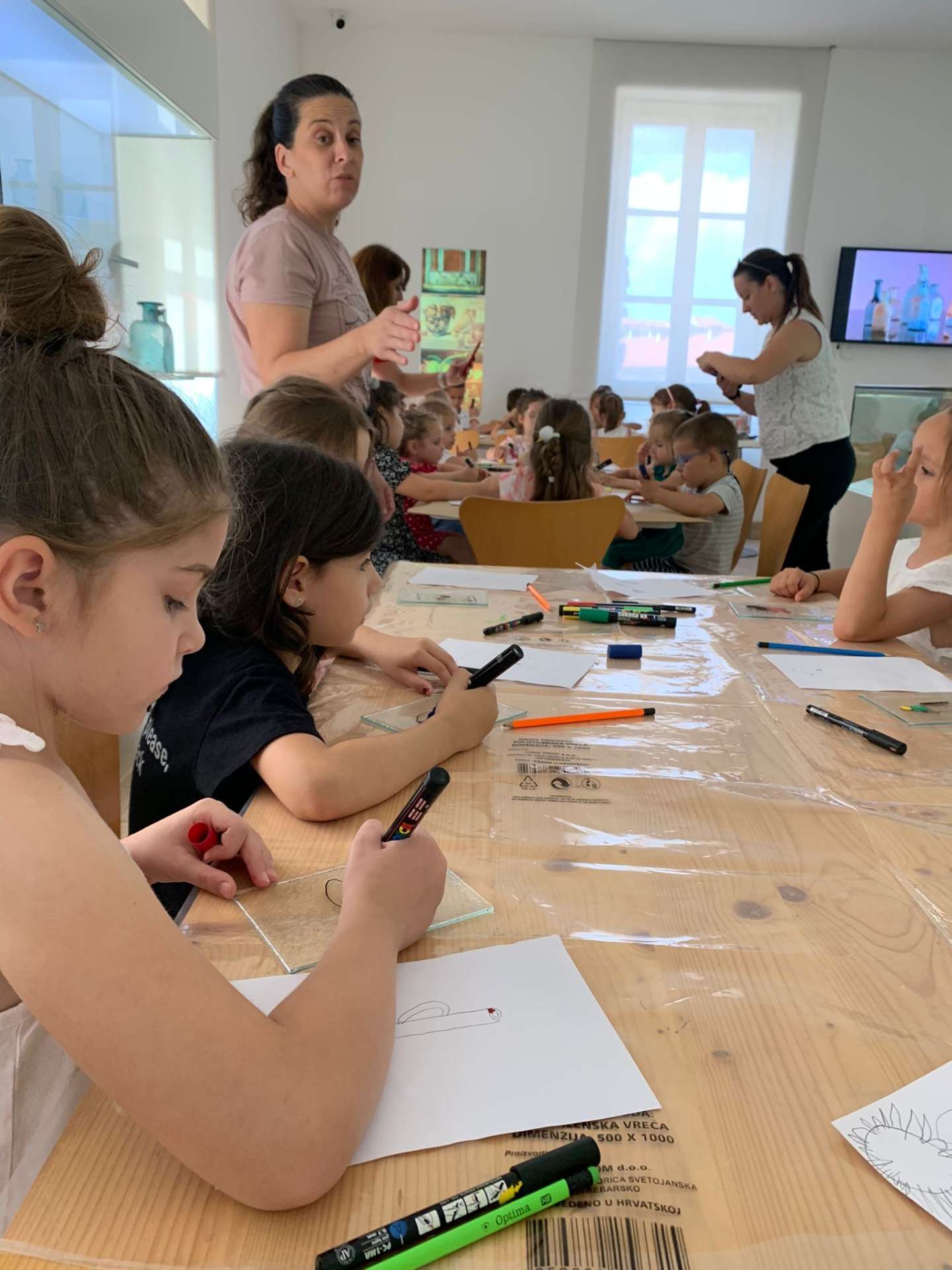Participants of the "Žuto pače" kindergarten at the workshop "From (glass) waste to a work of art"