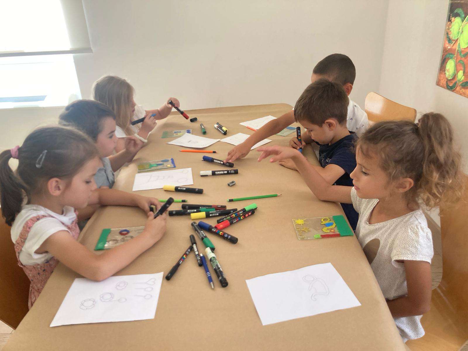 Participants of the "Žuto pače" kindergarten at the workshop "From (glass) waste to a work of art"