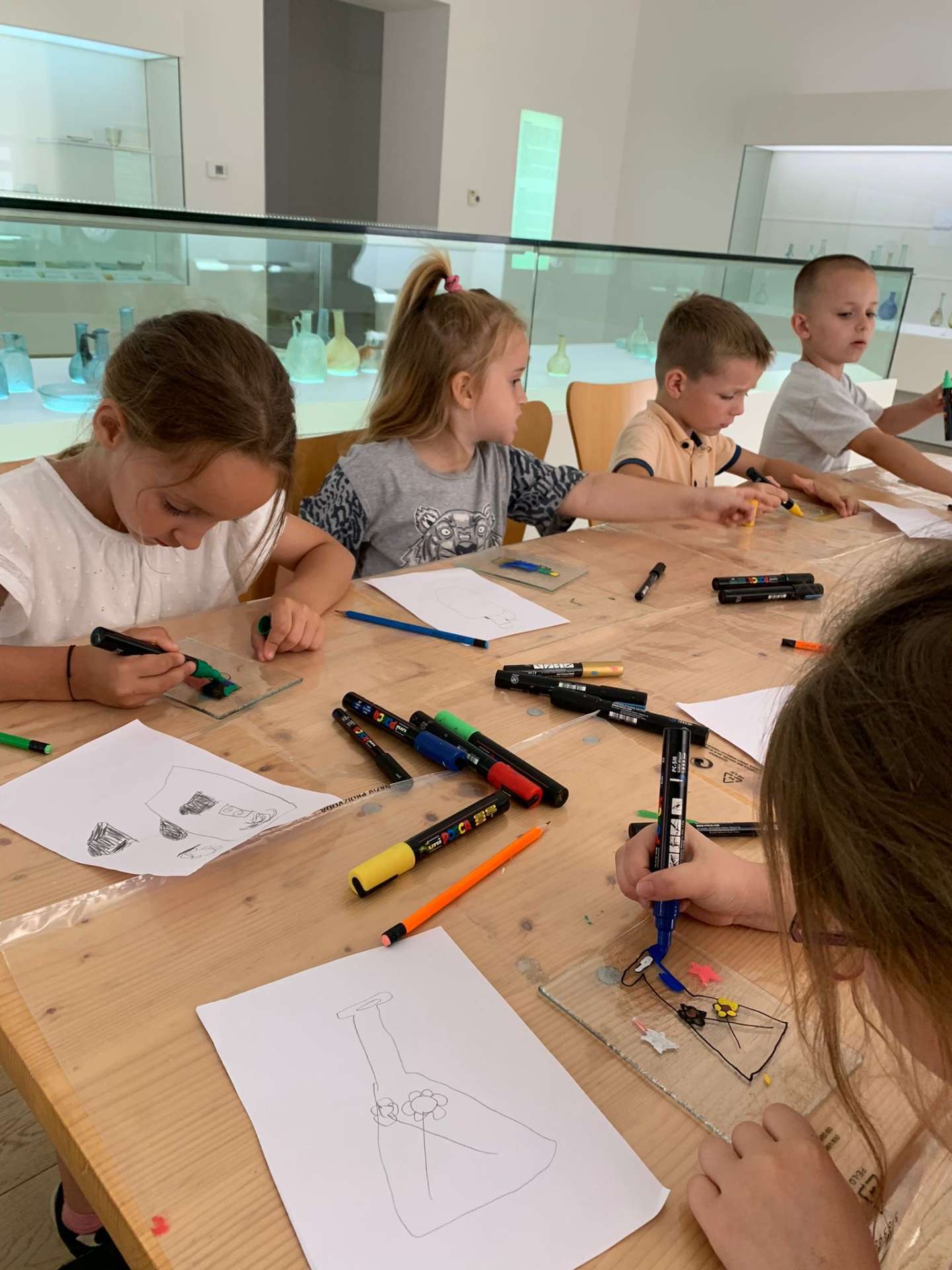 Participants of the "Žuto pače" kindergarten at the workshop "From (glass) waste to a work of art"
