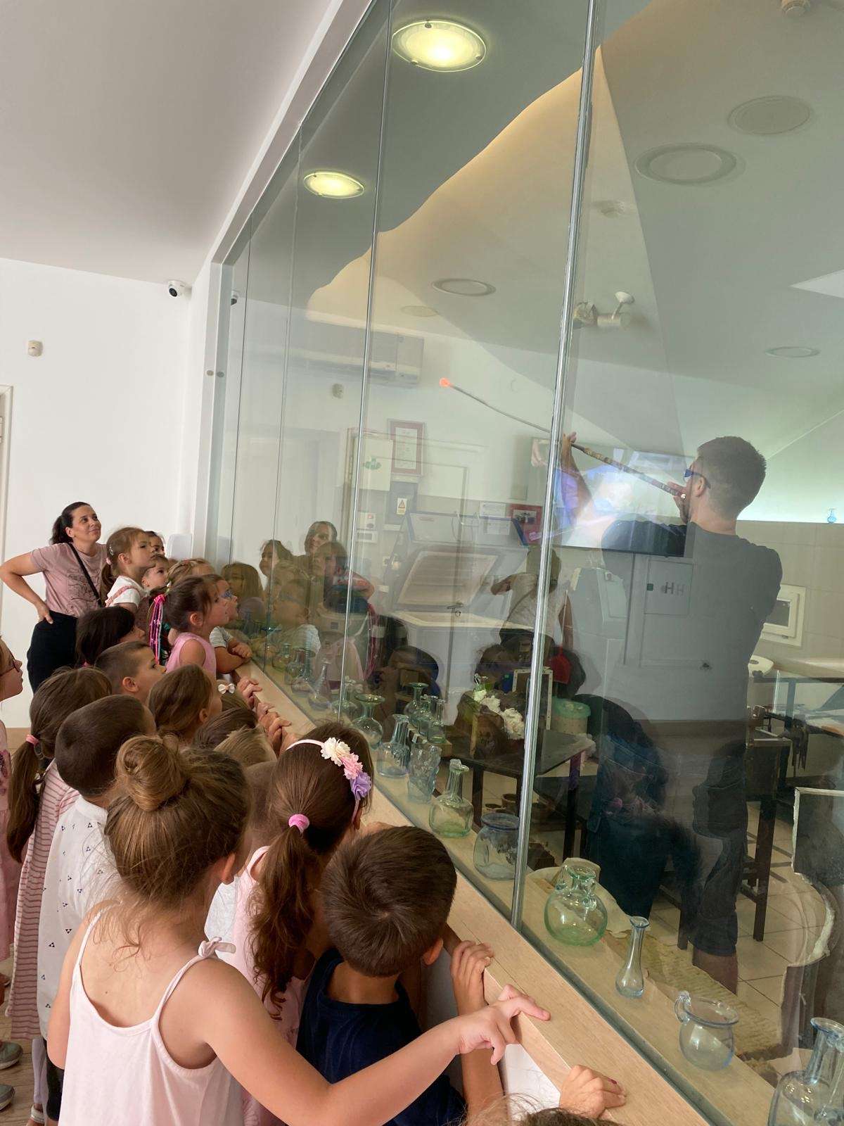 Participants of the "Žuto pače" kindergarten at the workshop "From (glass) waste to a work of art"