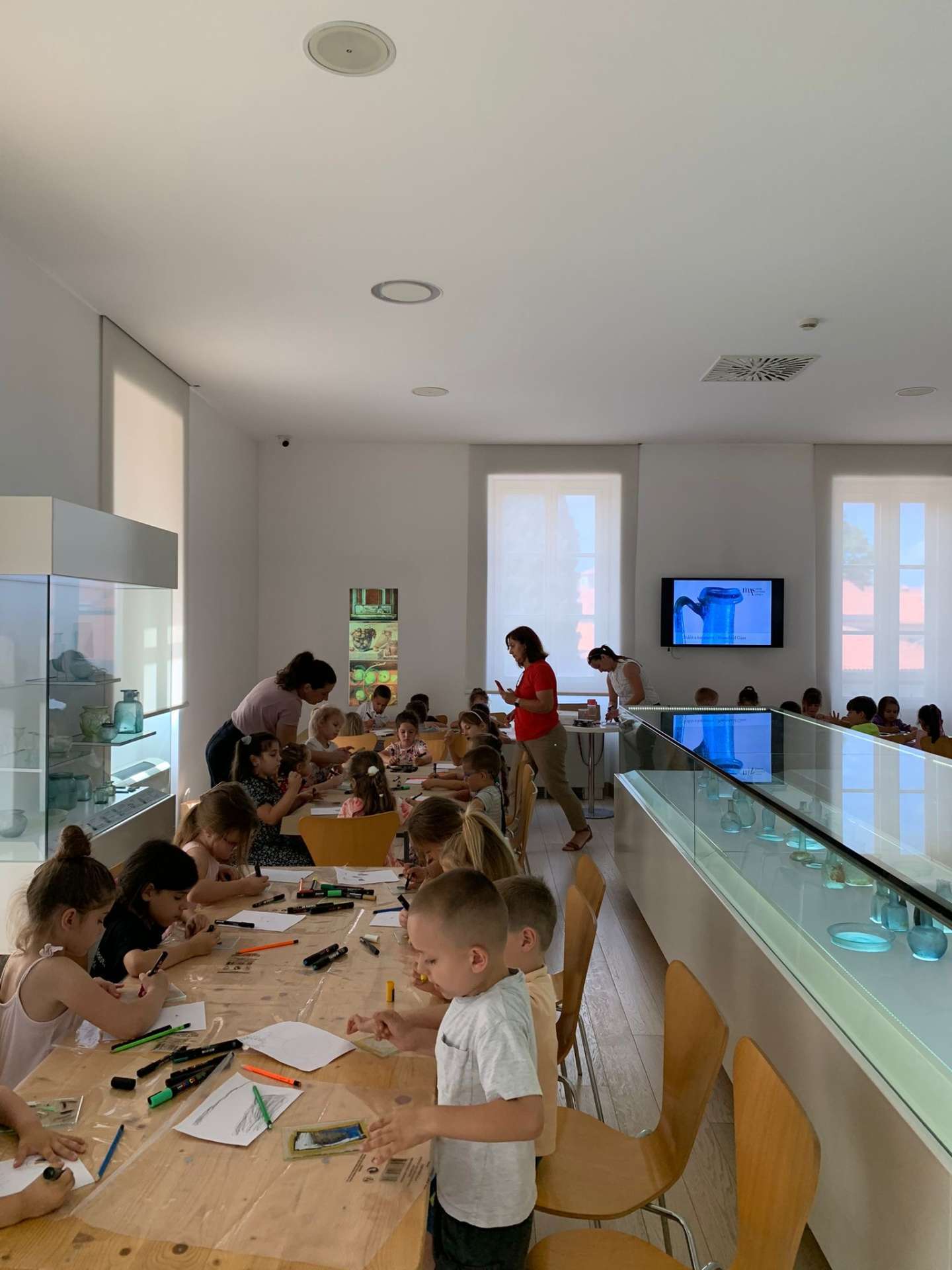 Participants of the "Žuto pače" kindergarten at the workshop "From (glass) waste to a work of art"