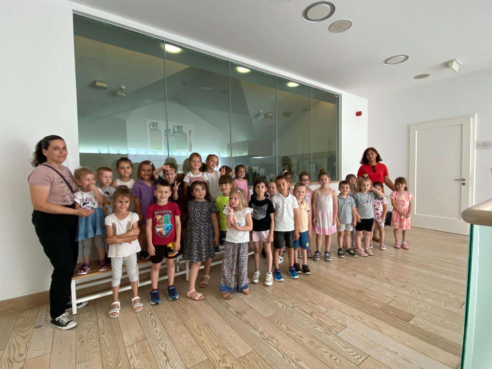 Participants of the "Žuto pače" kindergarten at the workshop "From (glass) waste to a work of art"