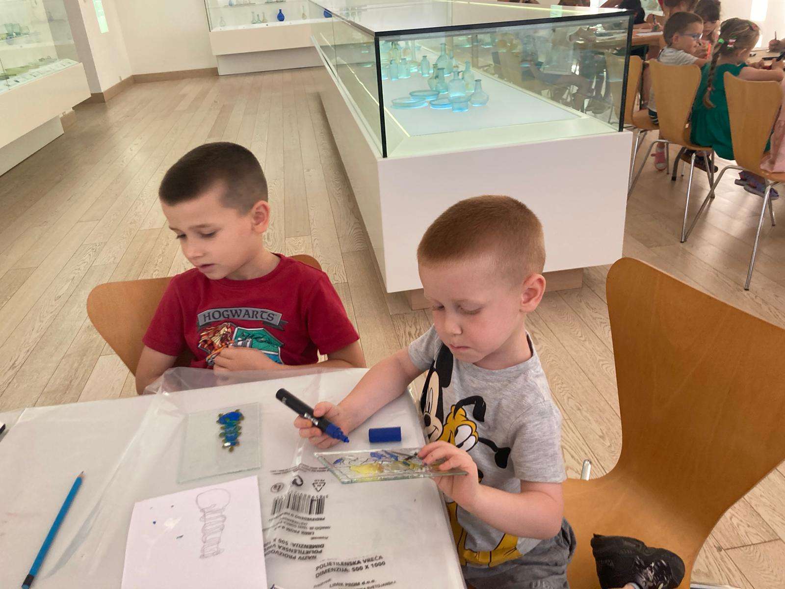 Participants of the "Žuto pače" kindergarten at the workshop "From (glass) waste to a work of art"
