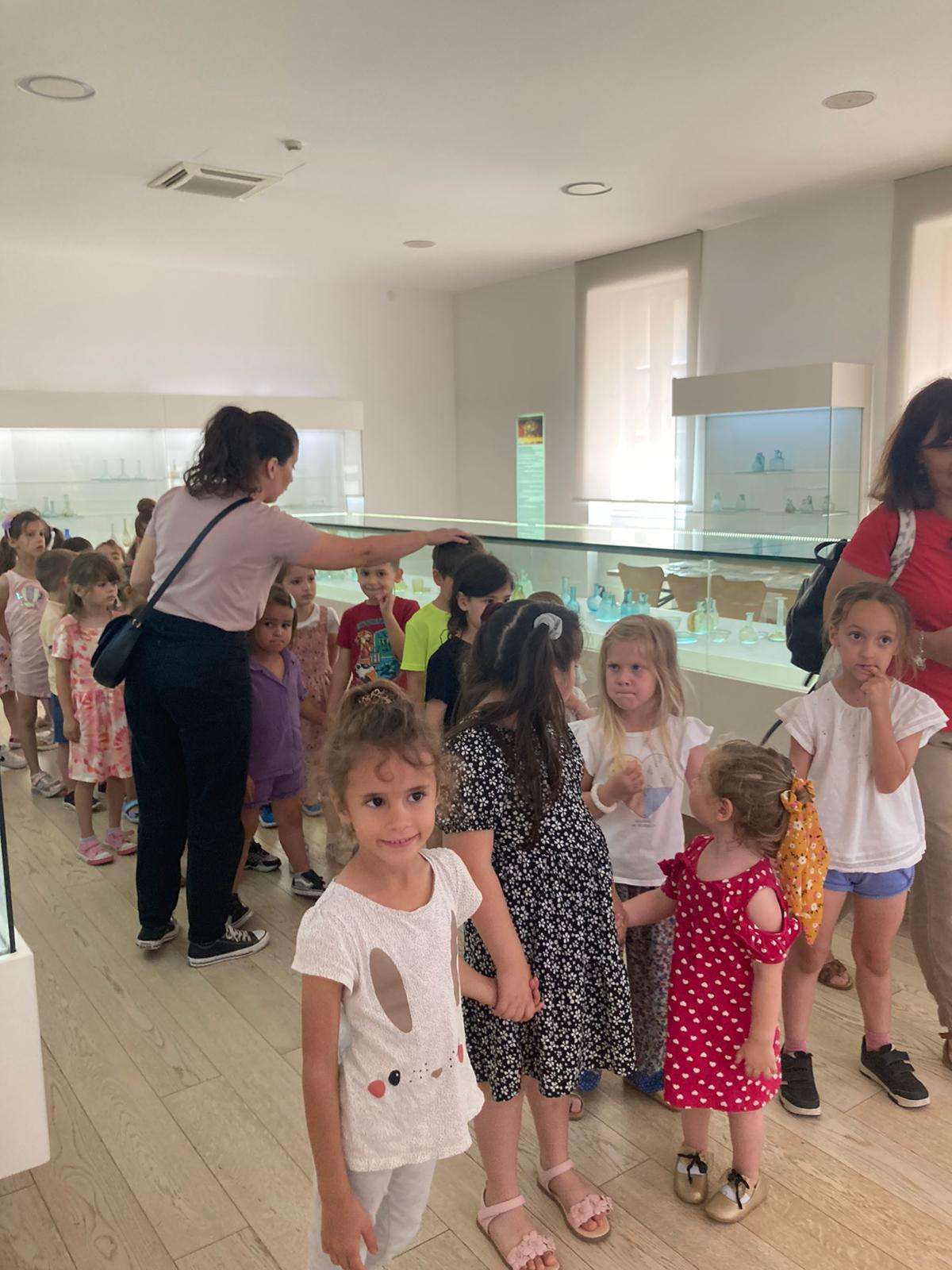 Participants of the "Žuto pače" kindergarten at the workshop "From (glass) waste to a work of art"