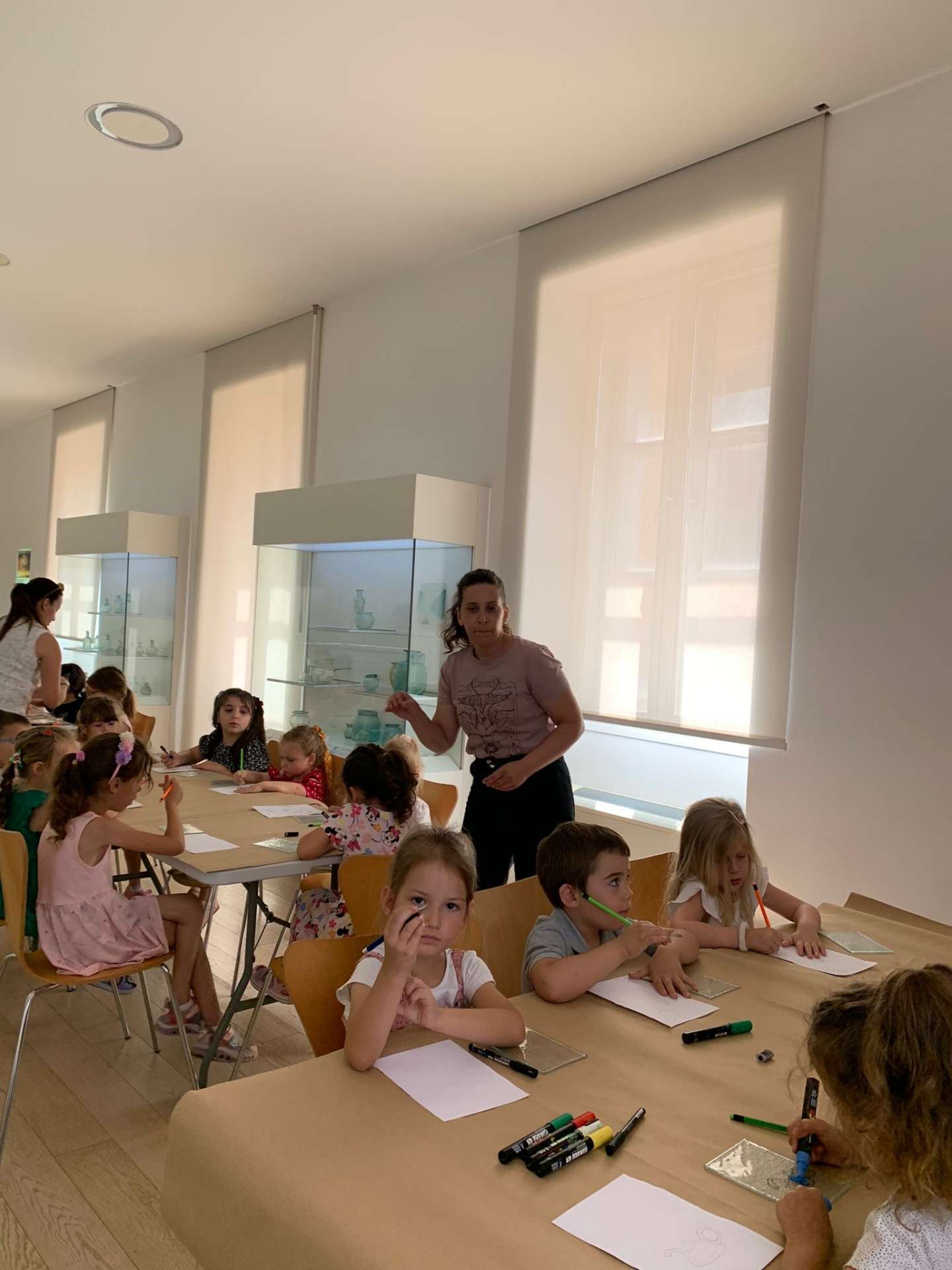 Participants of the "Žuto pače" kindergarten at the workshop "From (glass) waste to a work of art"