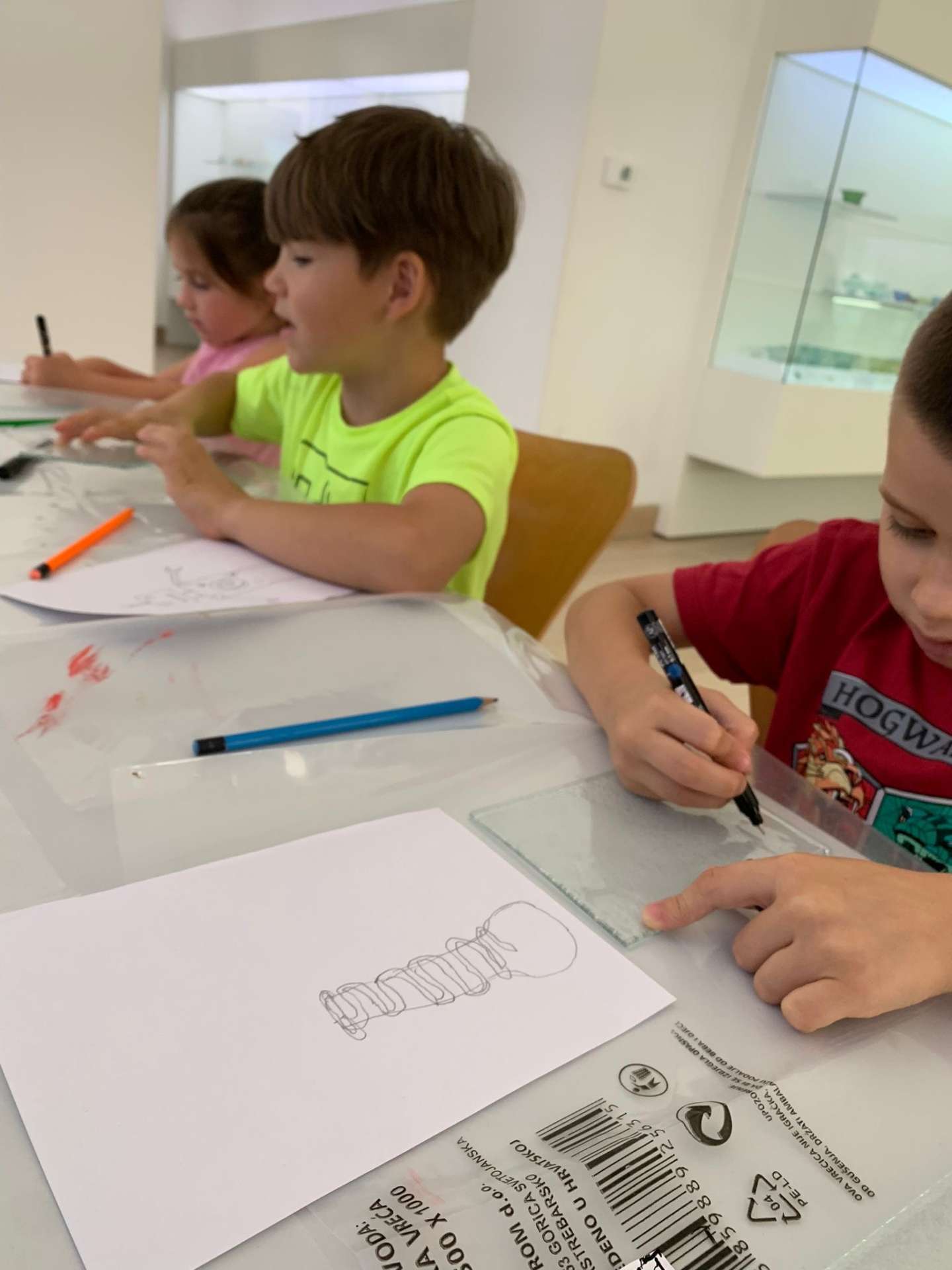 Participants of the "Žuto pače" kindergarten at the workshop "From (glass) waste to a work of art"