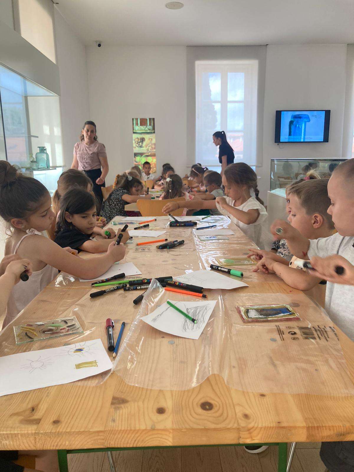 Participants of the "Žuto pače" kindergarten at the workshop "From (glass) waste to a work of art"