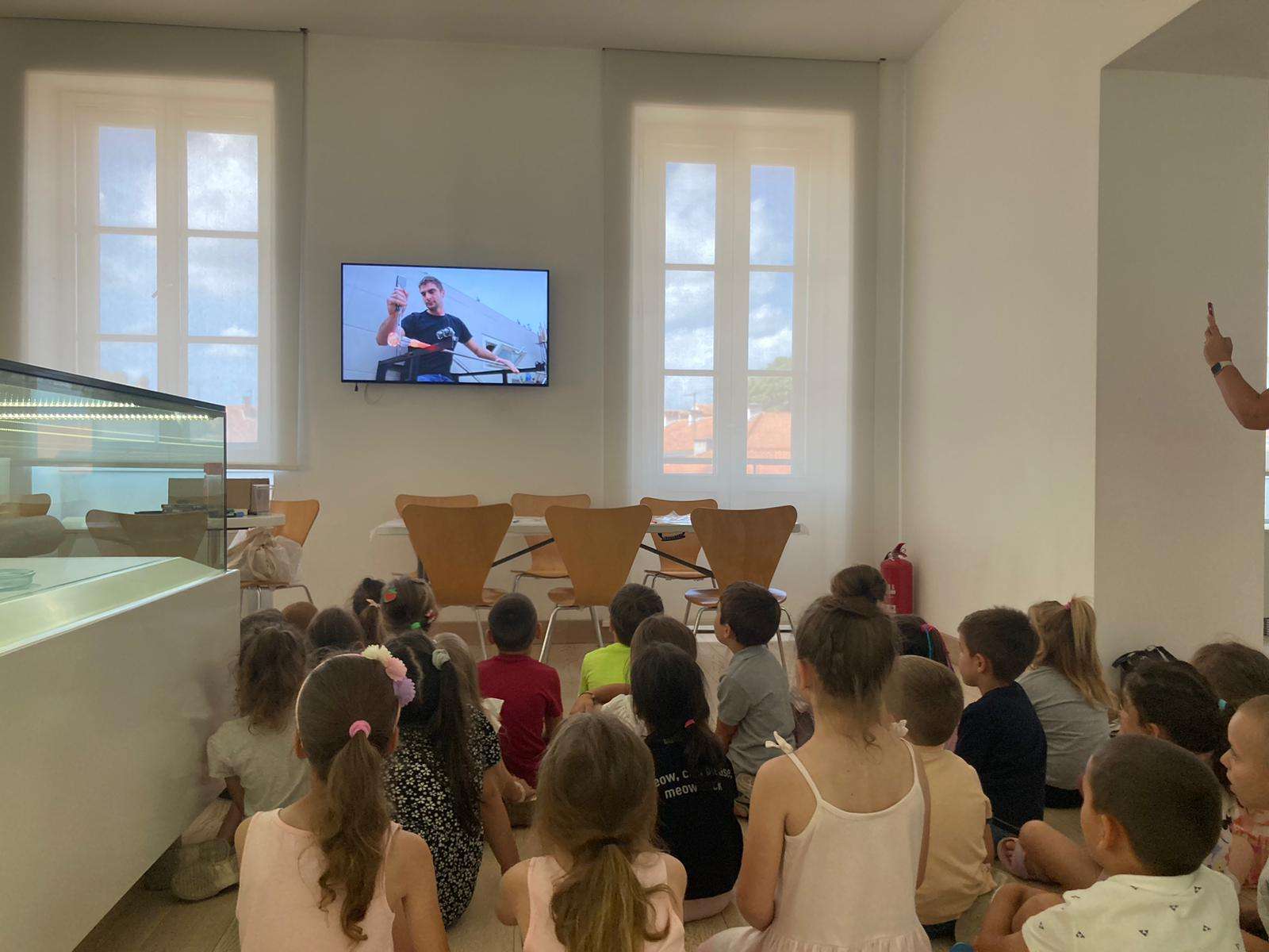 Participants of the "Žuto pače" kindergarten at the workshop "From (glass) waste to a work of art"