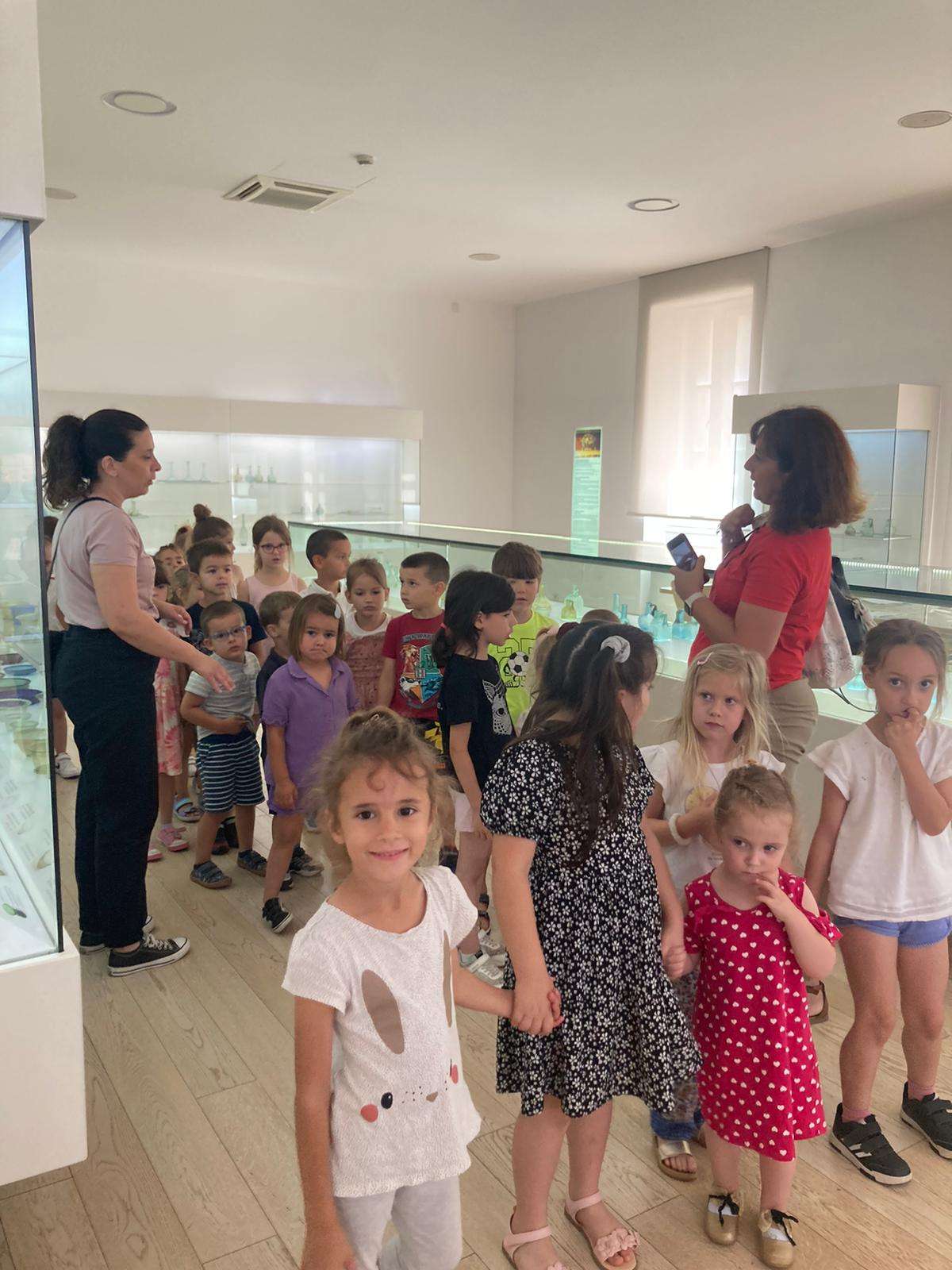 Participants of the "Žuto pače" kindergarten at the workshop "From (glass) waste to a work of art"