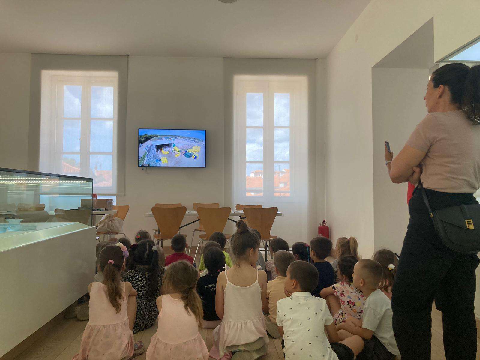 Participants of the "Žuto pače" kindergarten at the workshop "From (glass) waste to a work of art"