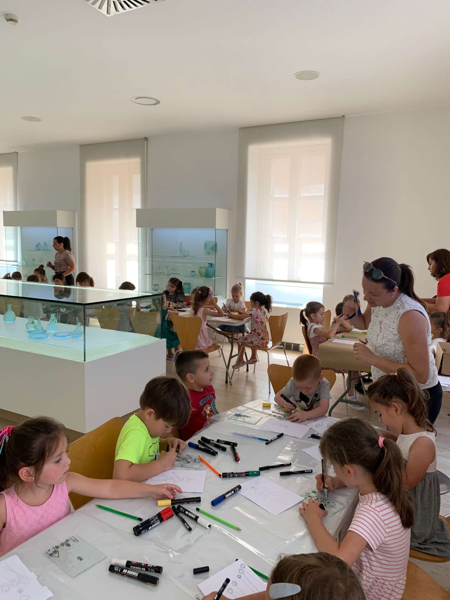 Participants of the "Žuto pače" kindergarten at the workshop "From (glass) waste to a work of art"