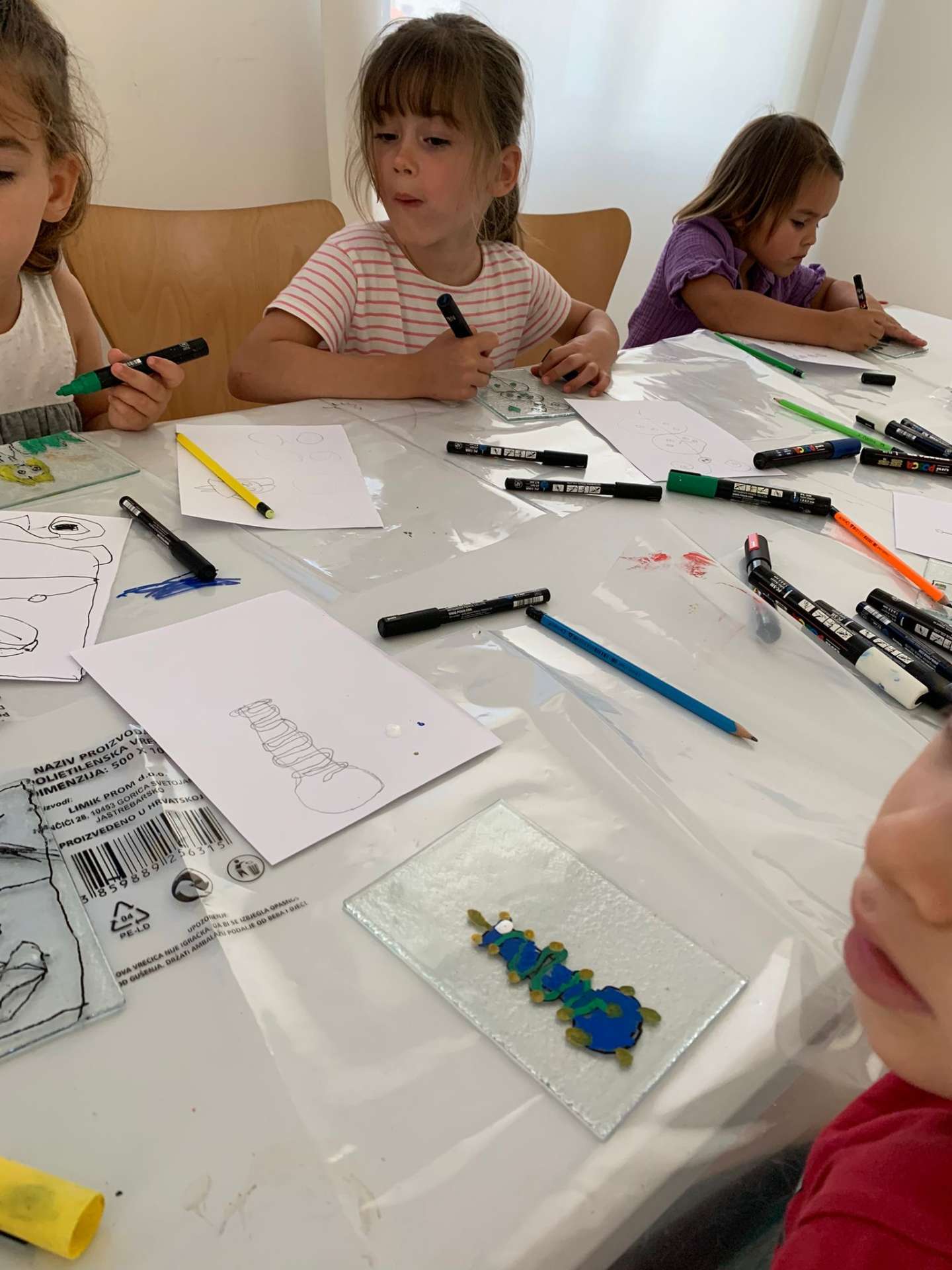 Participants of the "Žuto pače" kindergarten at the workshop "From (glass) waste to a work of art"