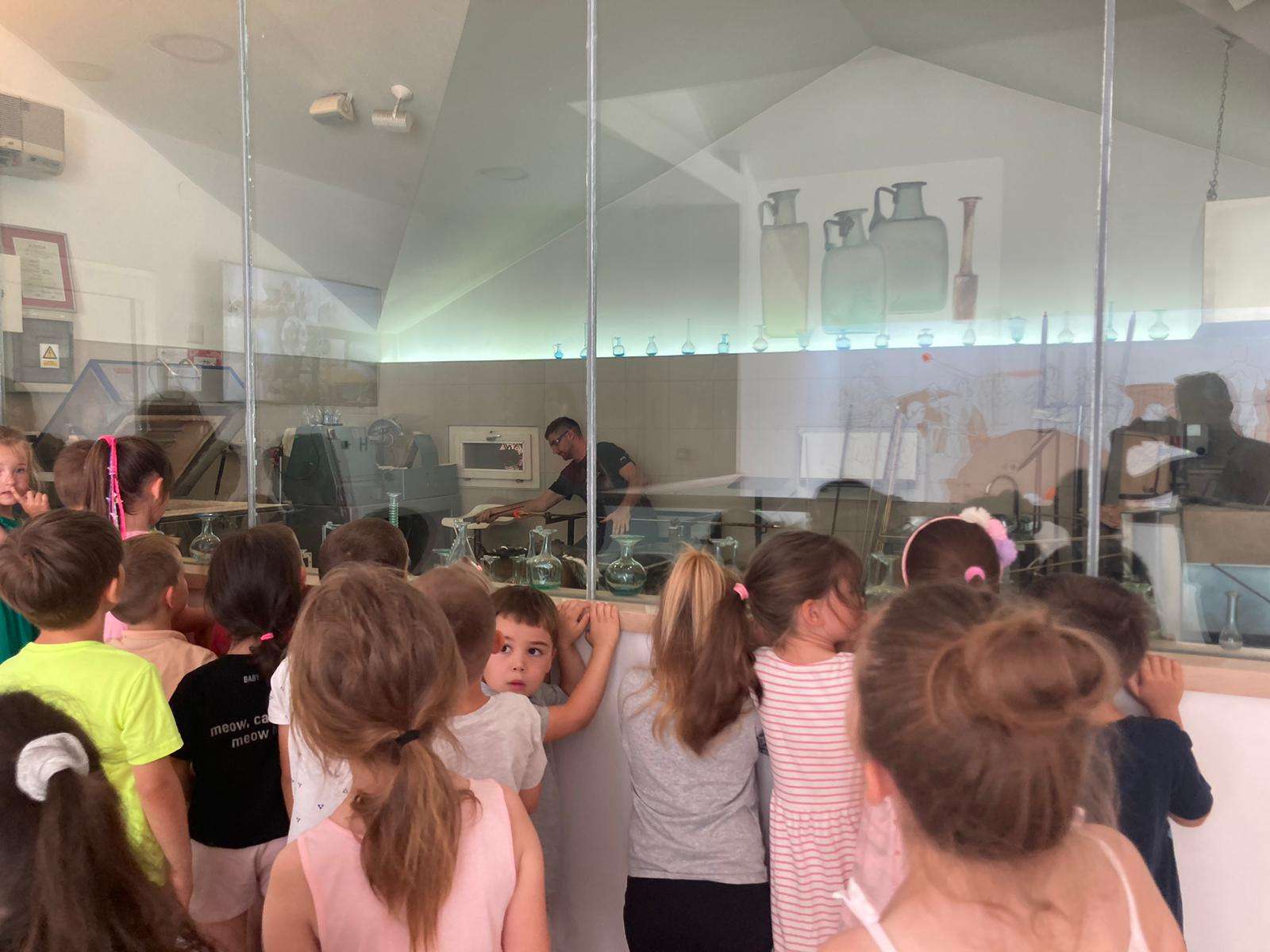 Participants of the "Žuto pače" kindergarten at the workshop "From (glass) waste to a work of art"