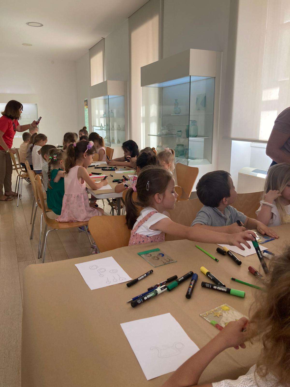 Participants of the "Žuto pače" kindergarten at the workshop "From (glass) waste to a work of art"